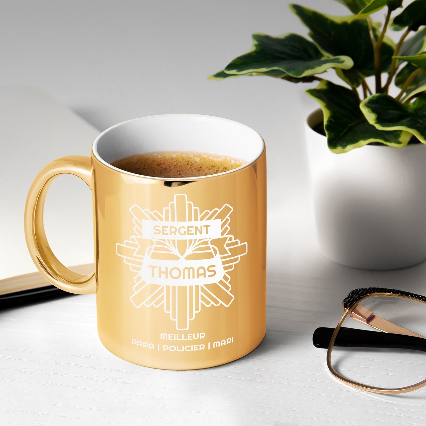Taza de cerámica dorada con personalización para papá policía