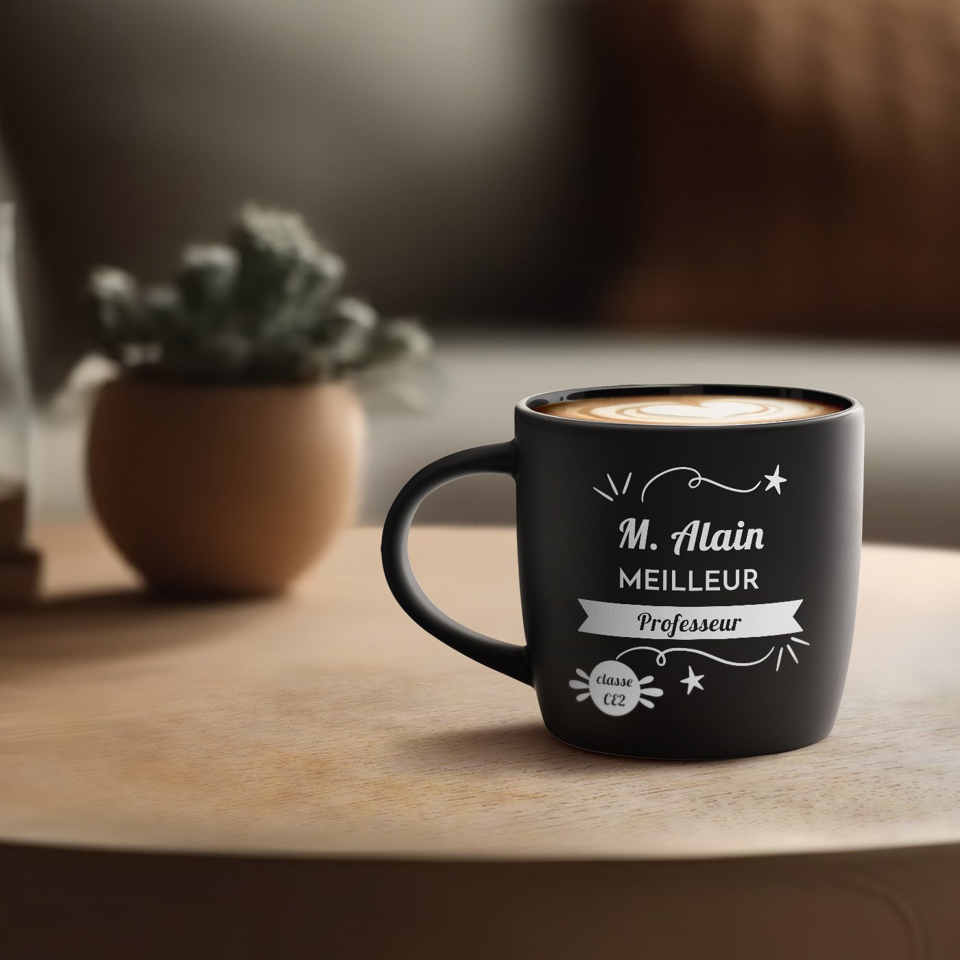 Taza de cerámica negra con grabado para el aniversario del profesor