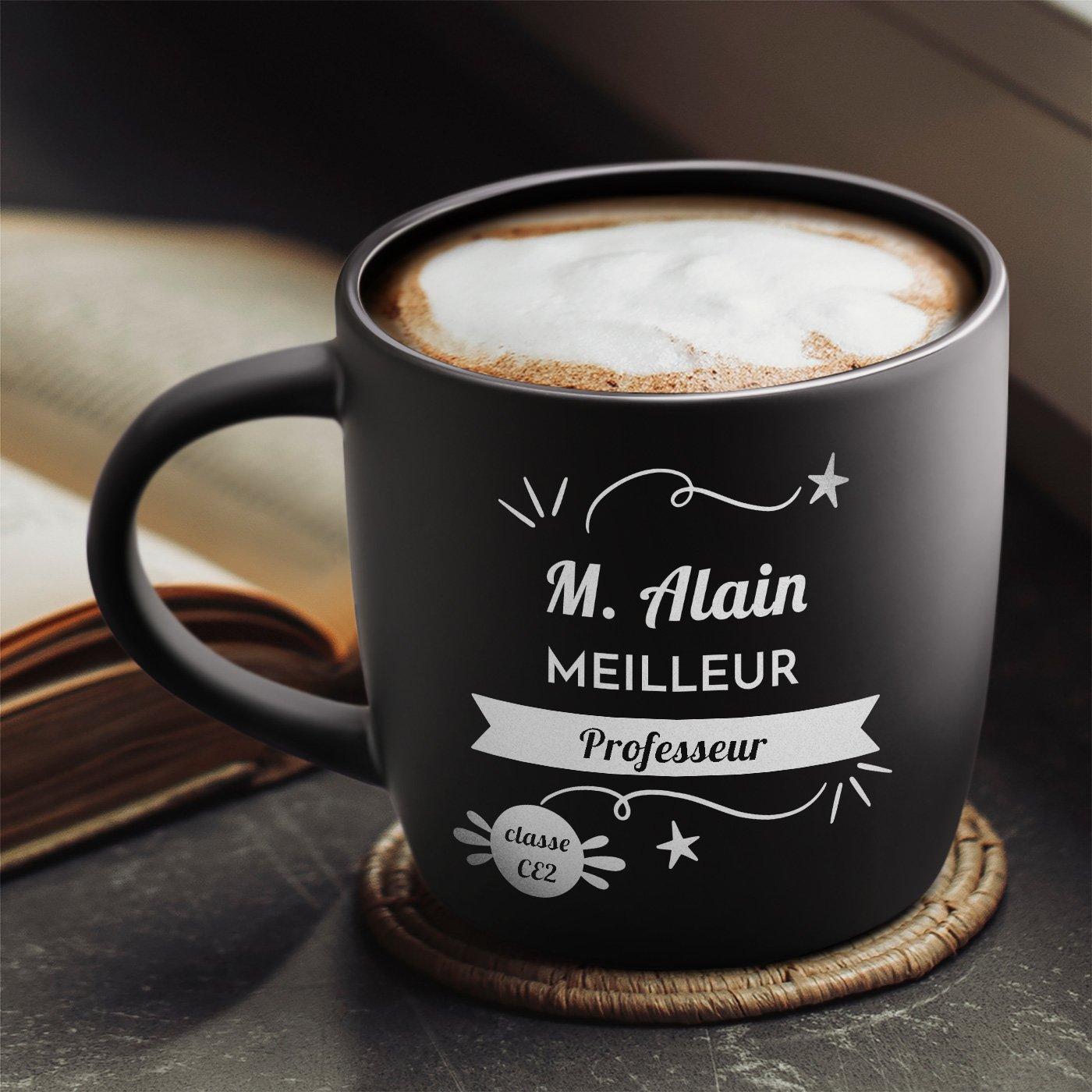 Taza de cerámica negra con grabado para el aniversario del profesor