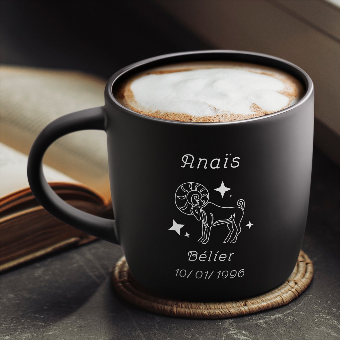 Taza de cerámica negra con grabado del signo zodiacal Tauro de Murrano para ella