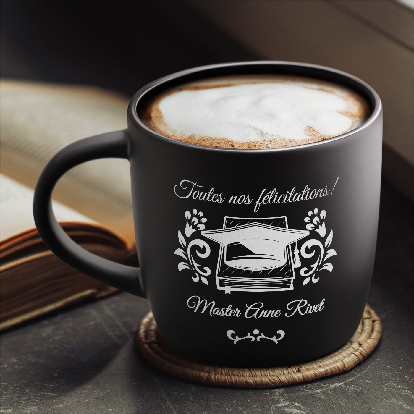 Taza de cerámica grabada Murrano para graduada maestra - Negra