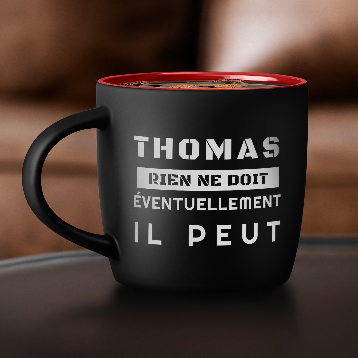Mug de cerámica negra y roja Murrano con personalización para el retiro de un ingeniero