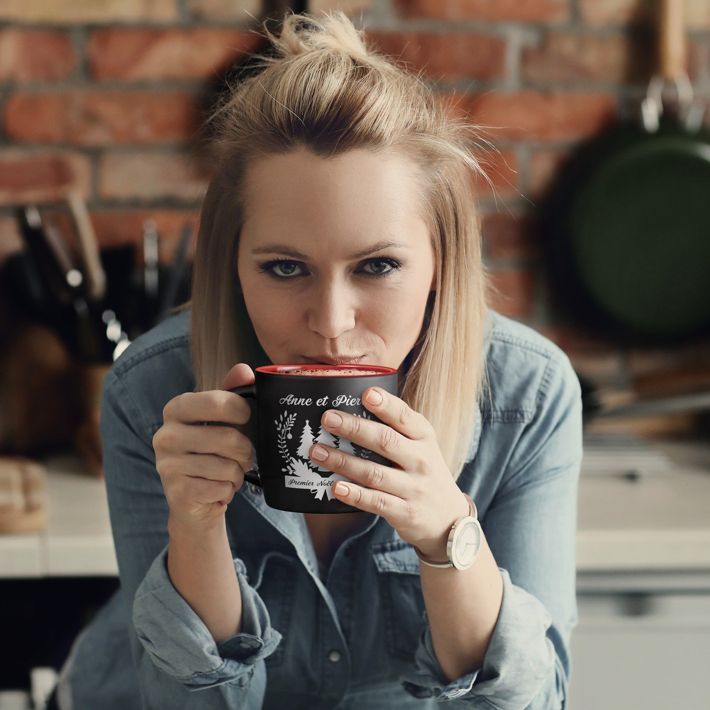 Taza de cerámica negra y roja Murrano con personalización para una pareja casada en Navidad