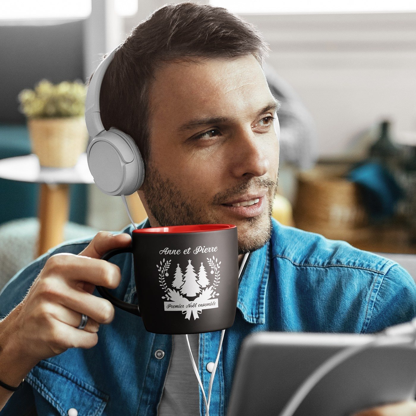 Taza de cerámica negra y roja Murrano con personalización para una pareja casada en Navidad