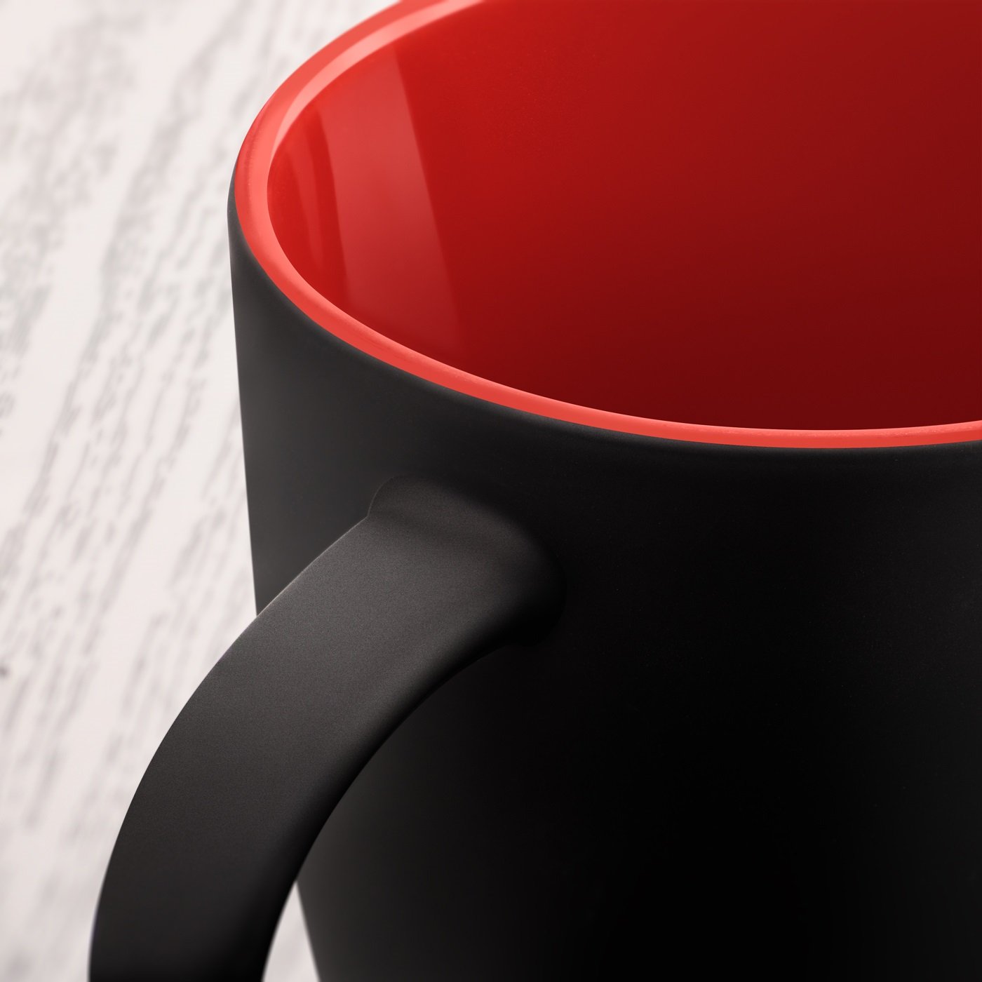 Taza de cerámica negra y roja Murrano con personalización para una pareja casada en Navidad