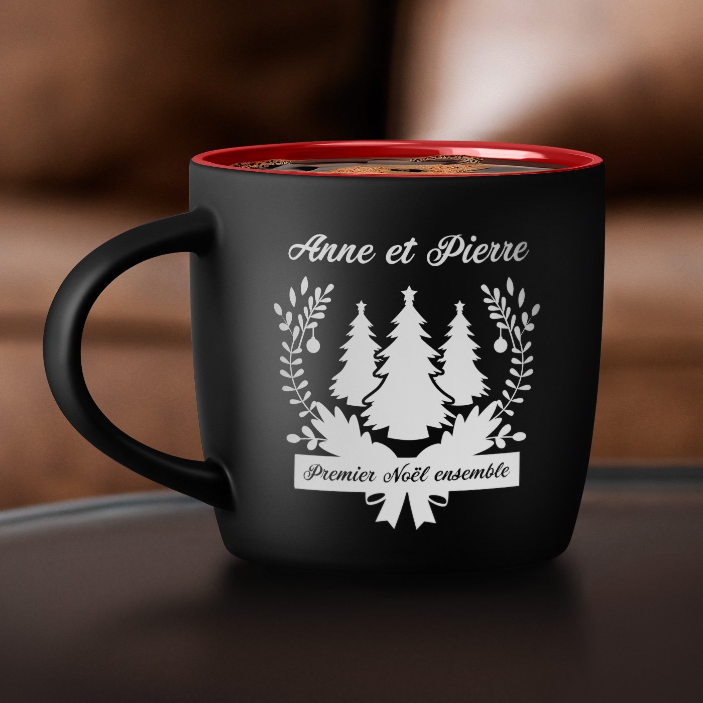 Taza de cerámica negra y roja Murrano con personalización para una pareja casada en Navidad