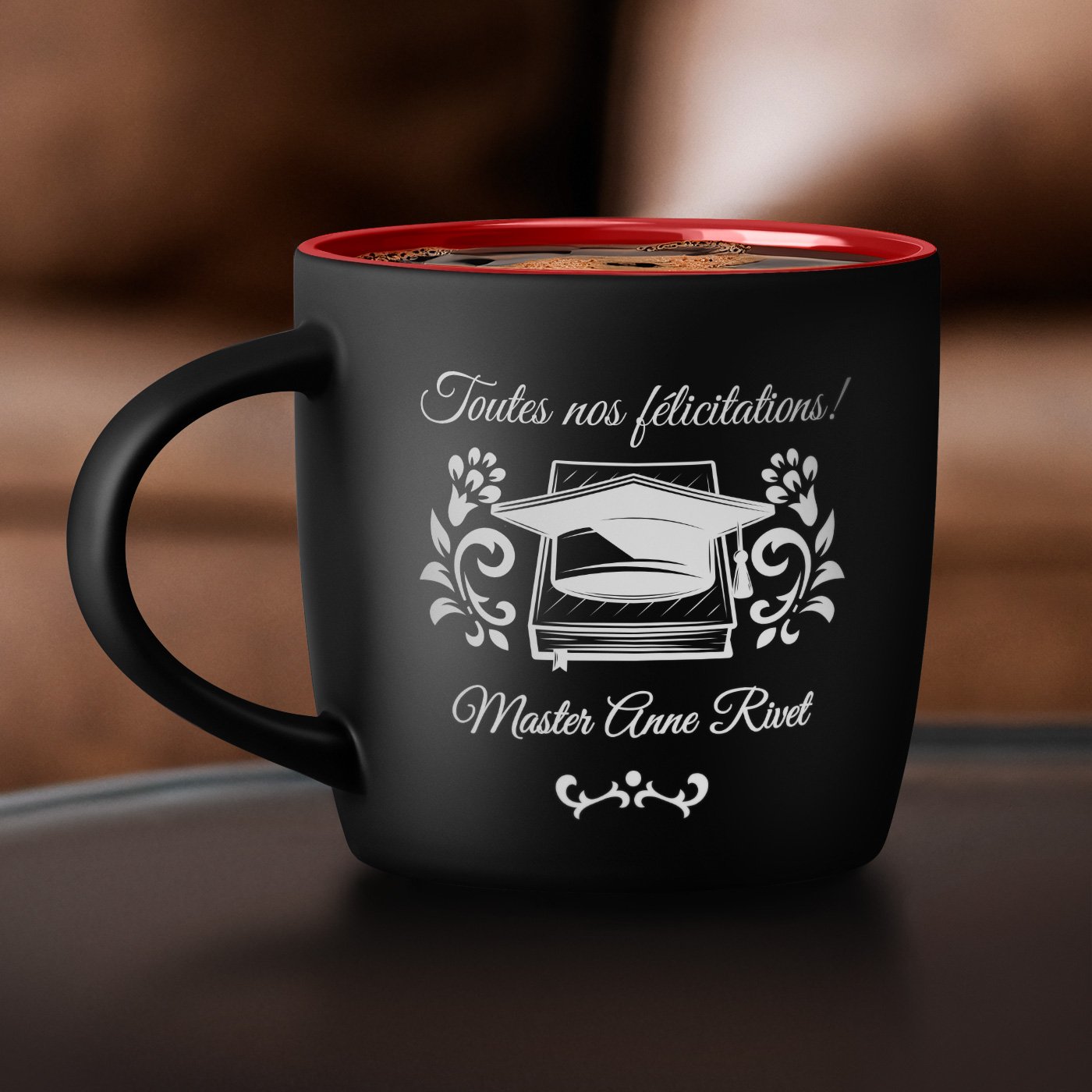 Mug de cerámica negra y roja Murrano con personalización para graduado maestro