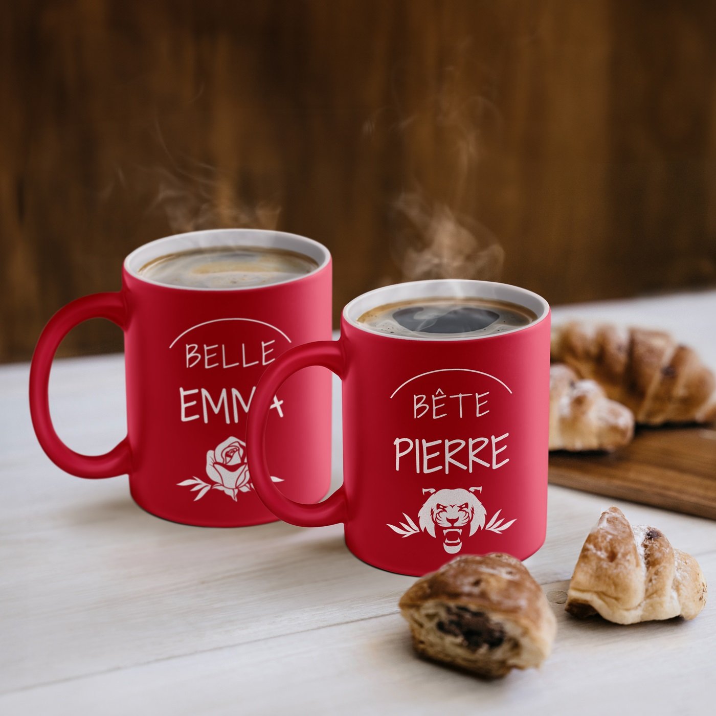 Mugos de cerámica roja Murrano con base blanca y grabado personalizado para pareja - Amor de cuento de hadas