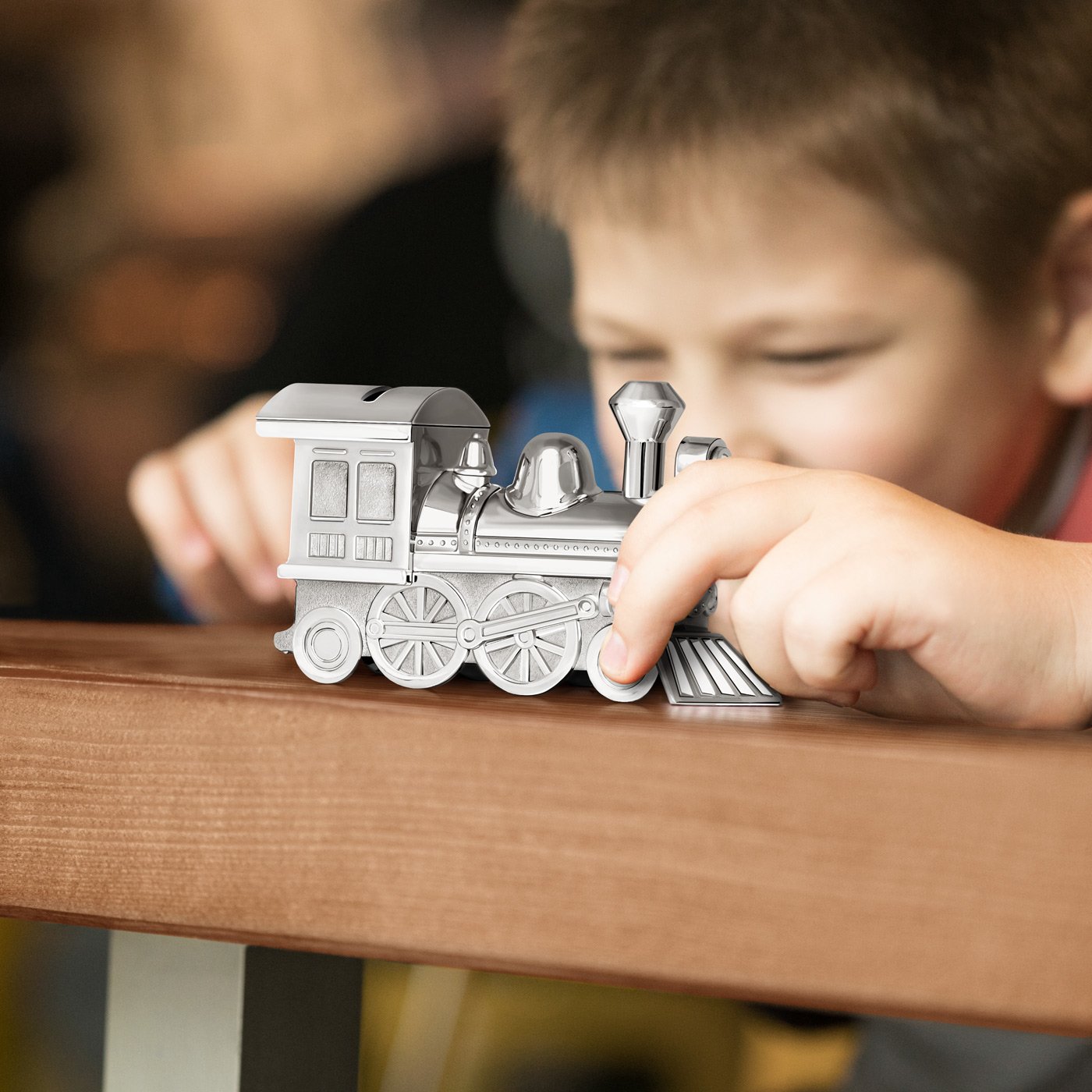Caja de ahorros en forma de tren Murrano con personalización para un niño pequeño
