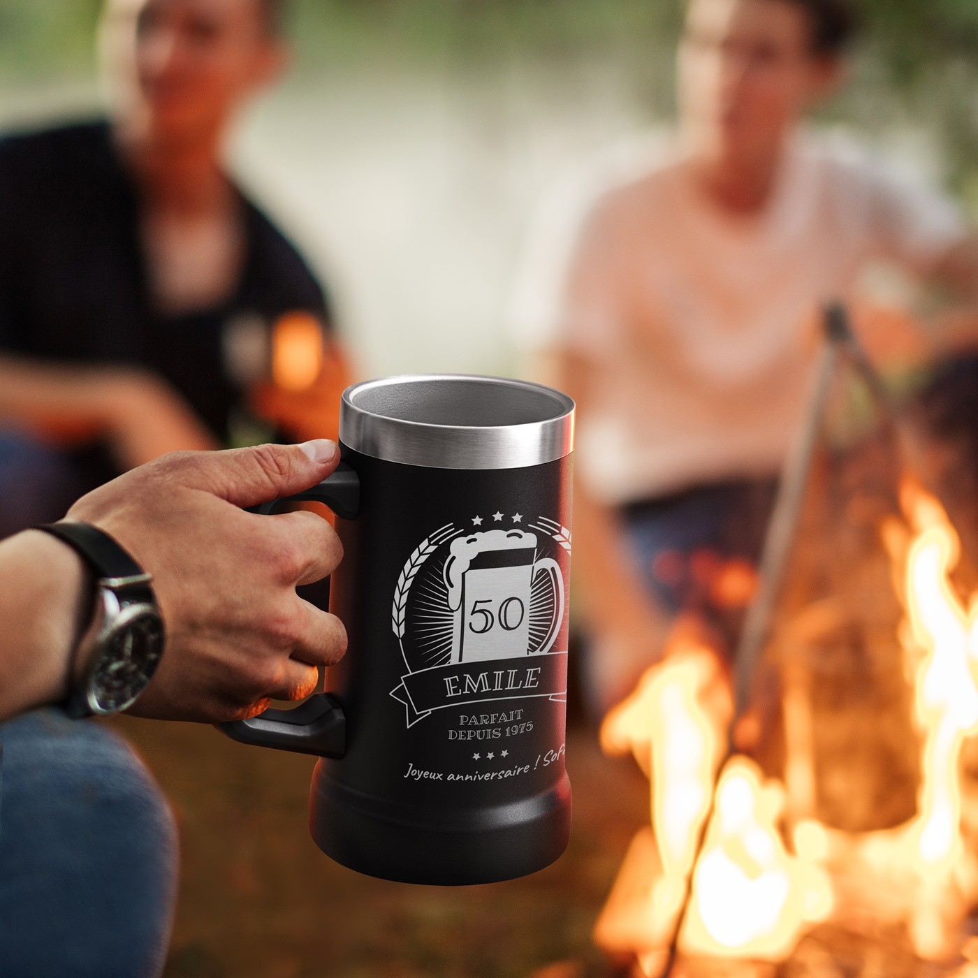 Taza de cerveza personalizada de acero inoxidable negra para el cumpleaños número 50 de un hombre