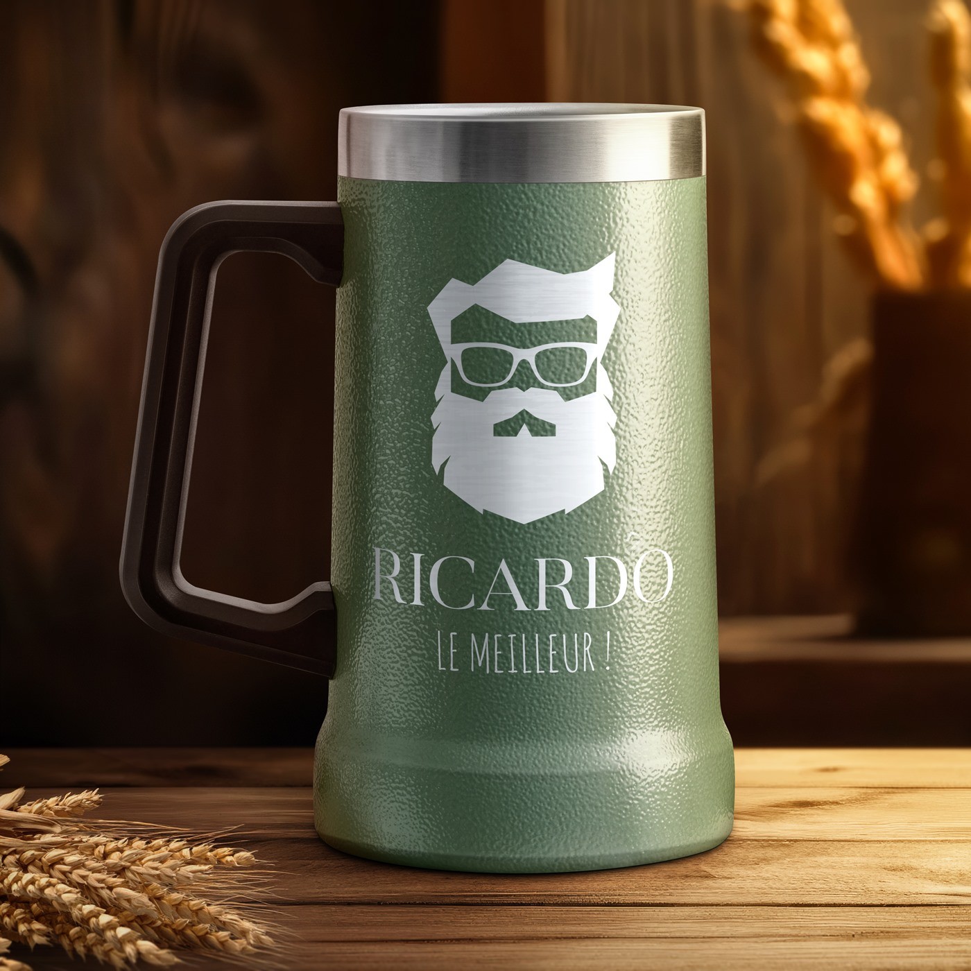 Taza de cerveza aislada con grabados personalizados de color verde