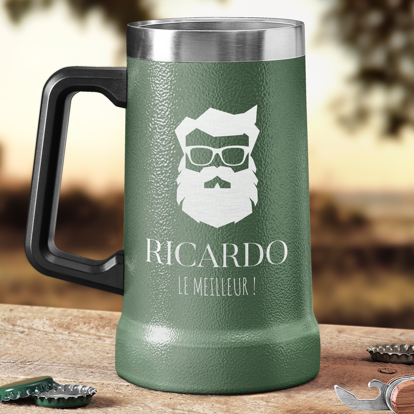Taza de cerveza aislada con grabados personalizados de color verde