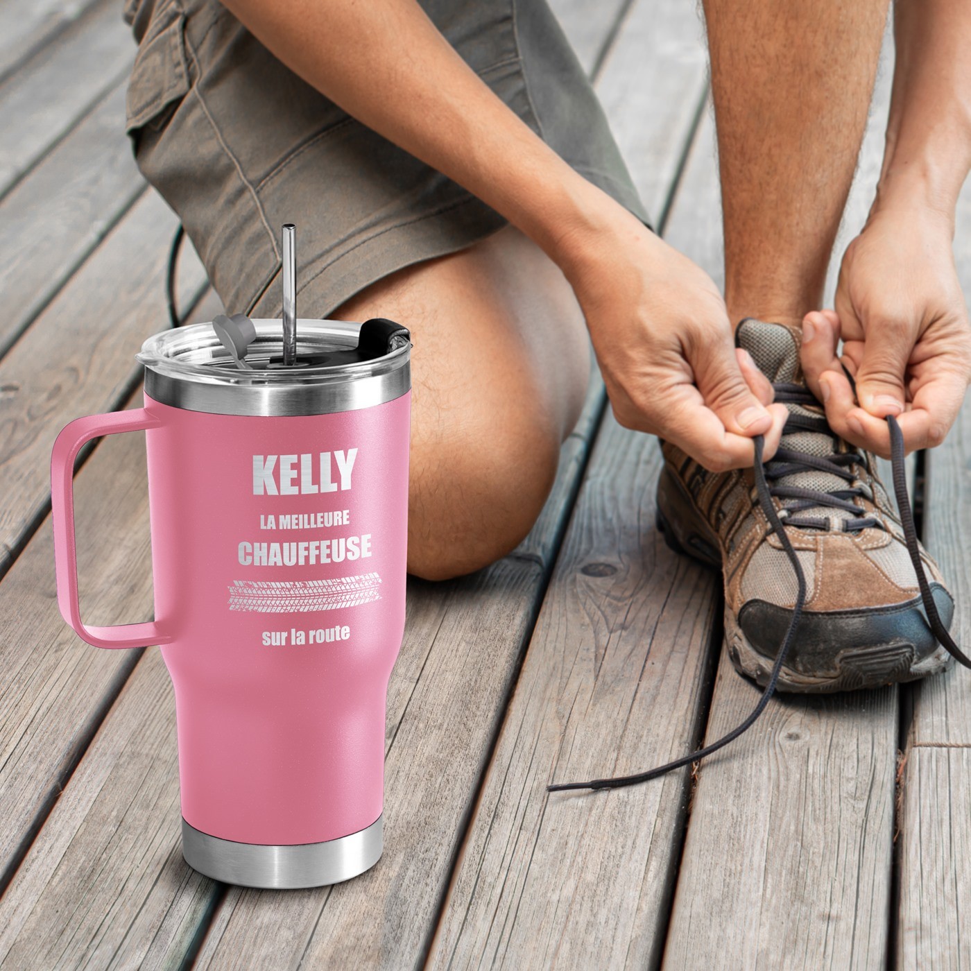 Taza térmica personalizada rosa para el cumpleaños de una conductora