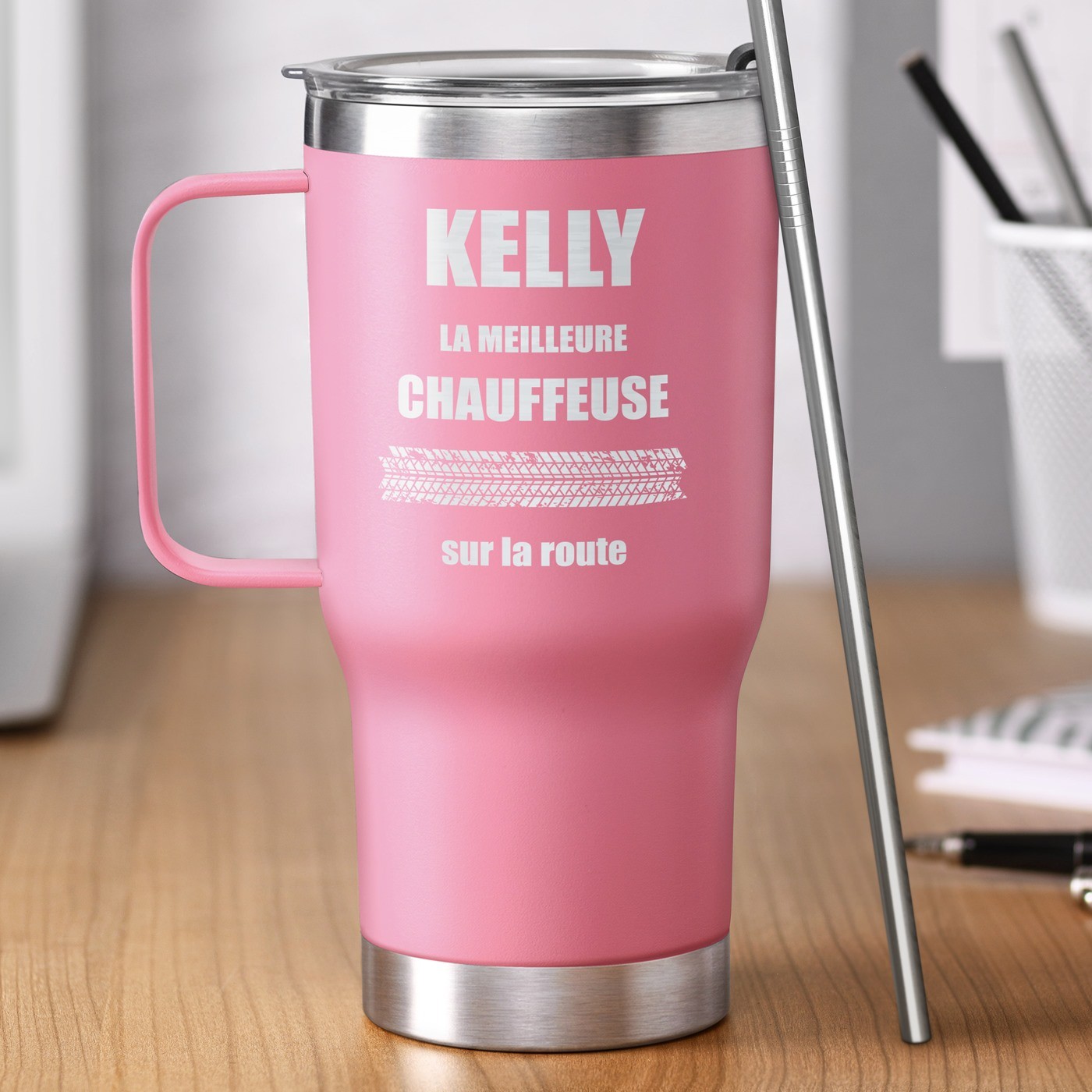 Taza térmica personalizada rosa para el cumpleaños de una conductora