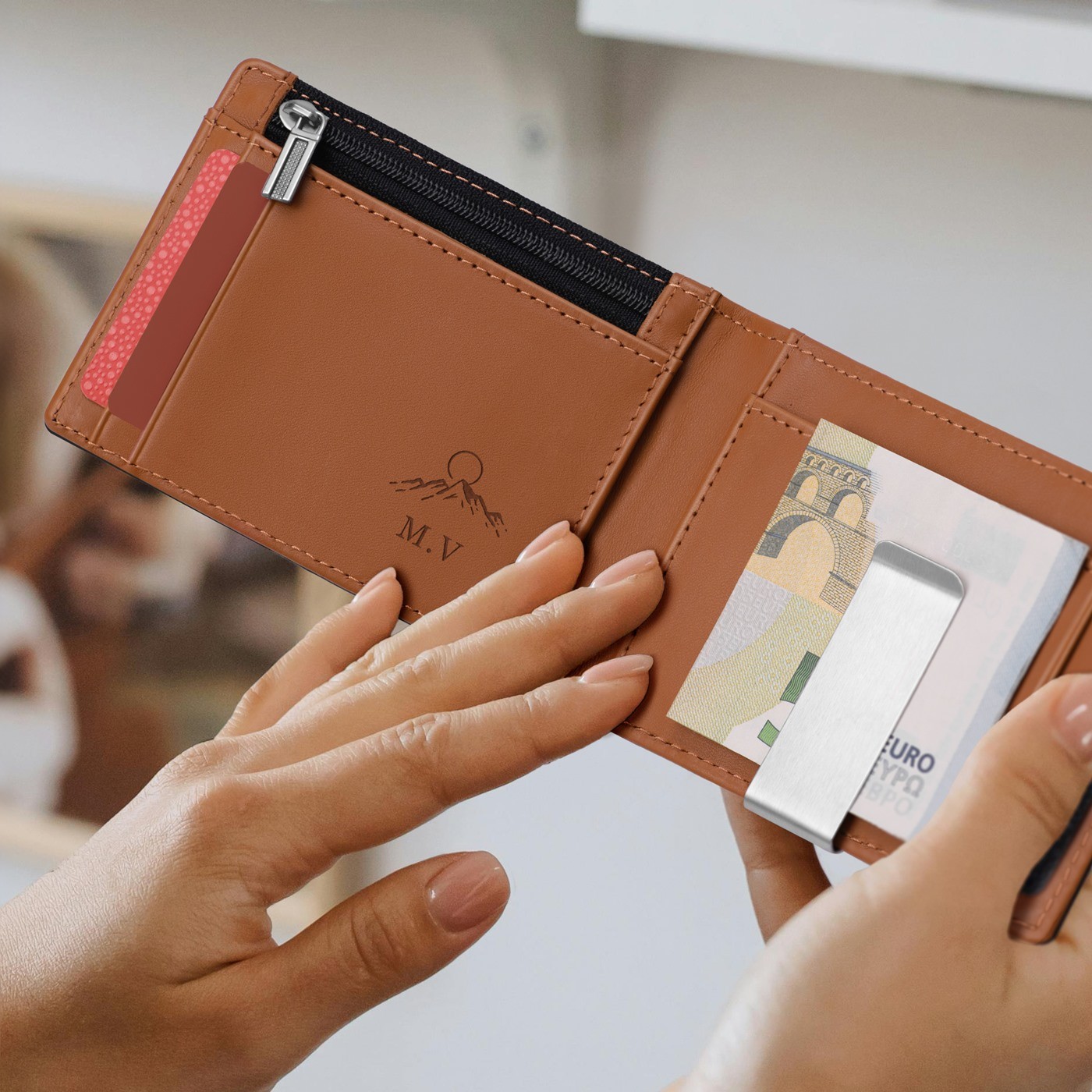 Monedero de cuero delgado de Murrano negro con interior marrón y grabado personalizado para el cumpleaños de un hombre