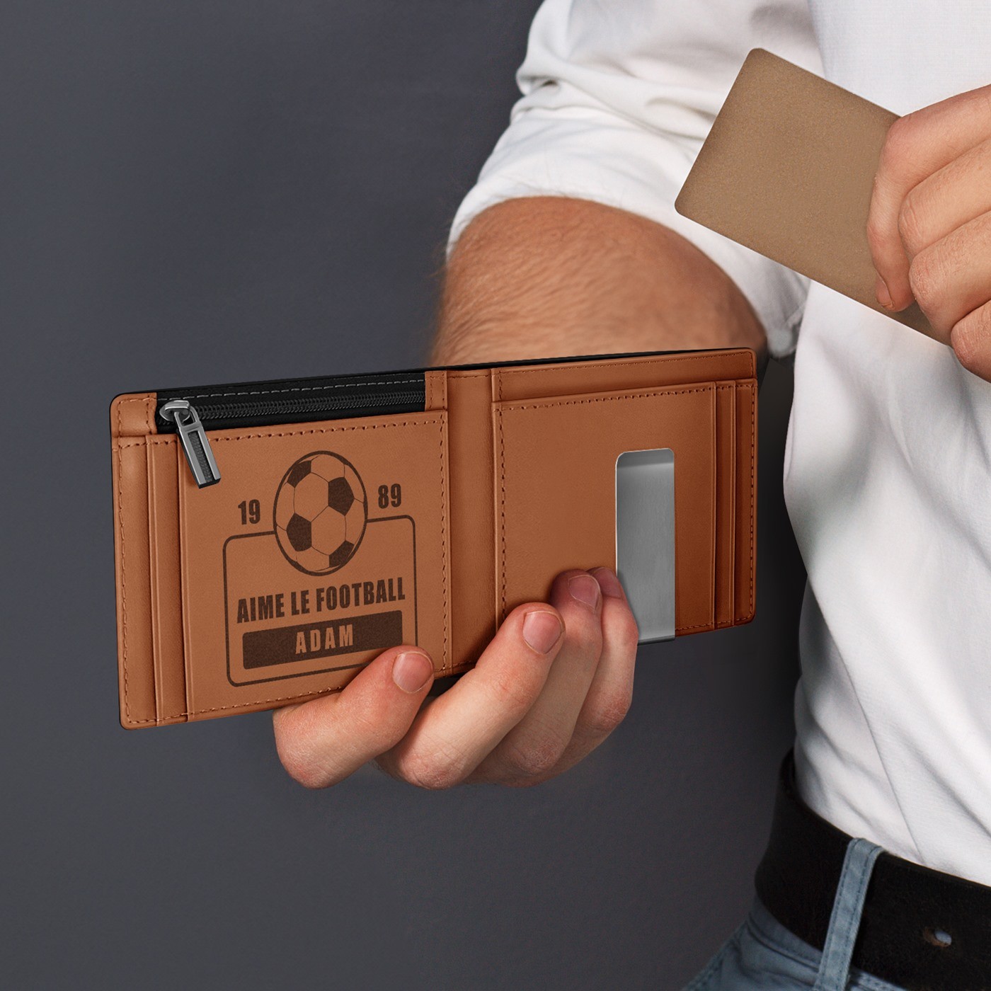 Cartera de Cuero Esbelta de Murrano en Negro con Interior Marrón Personalizado para un Aficionado al Fútbol