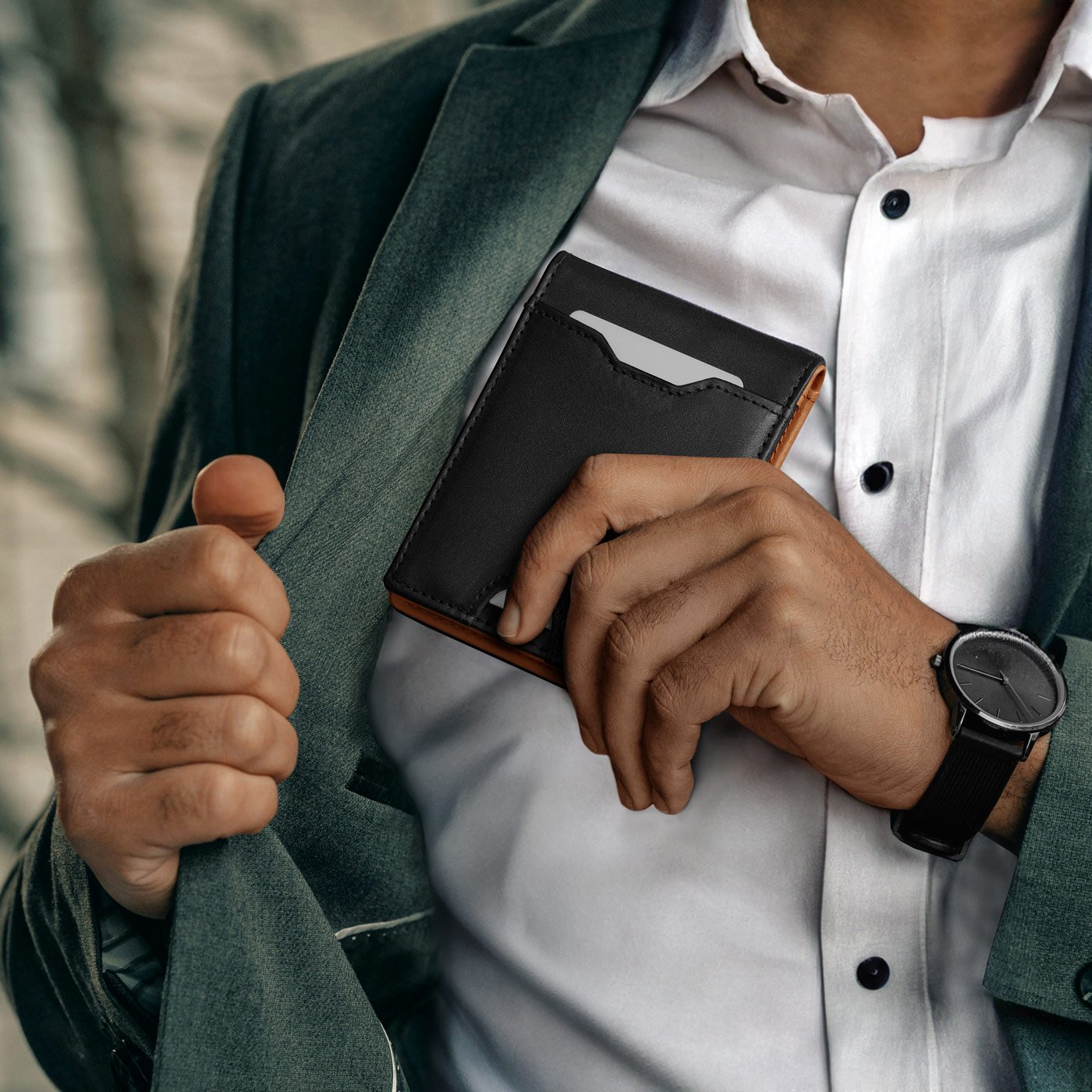 Cartera Murrano Slim de Cuero Negro con Forro Marrón y Grabado Personalizado para un Dios