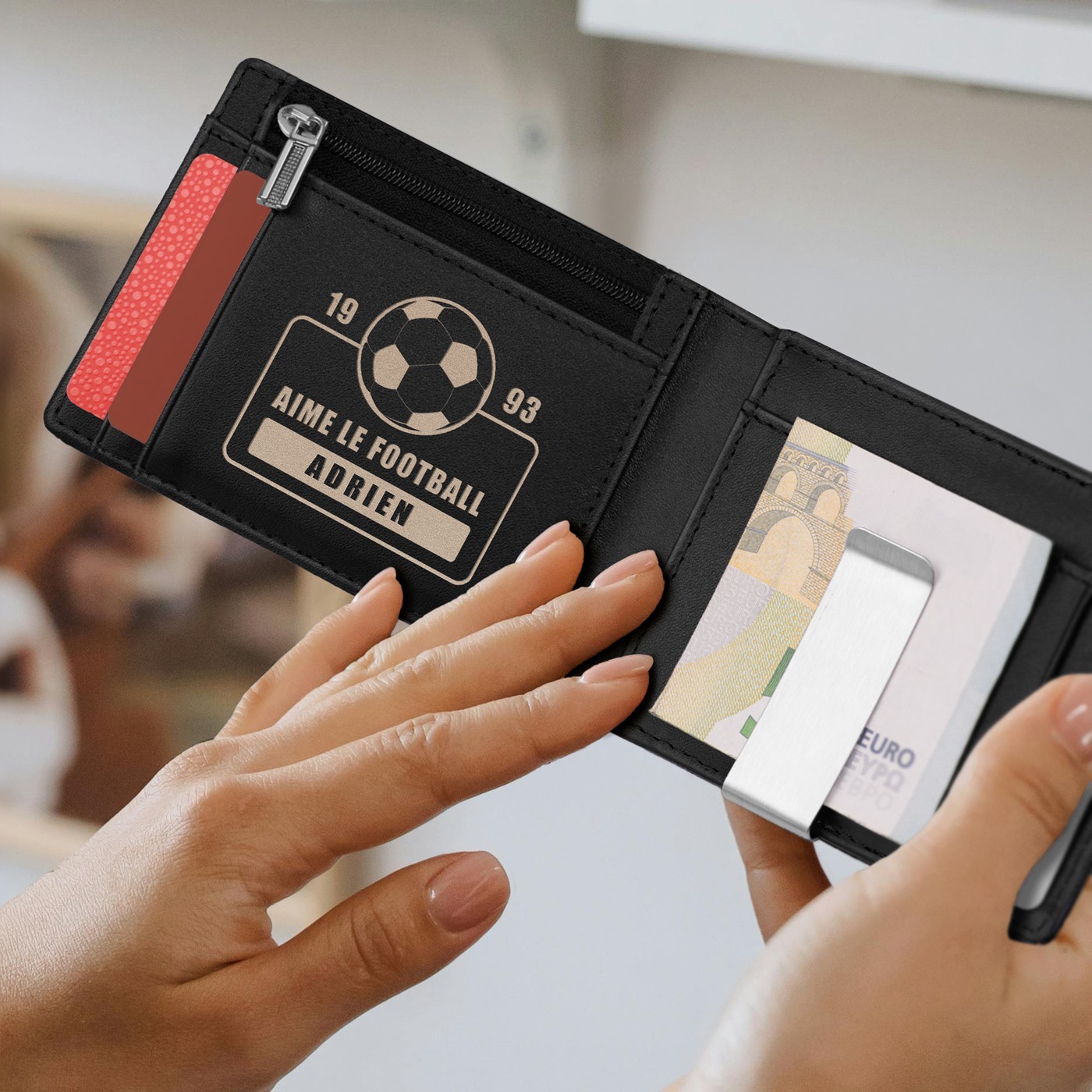 Billetera Delgada de Cuero Negro de Carbón Personalizada para un Aficionado al Fútbol