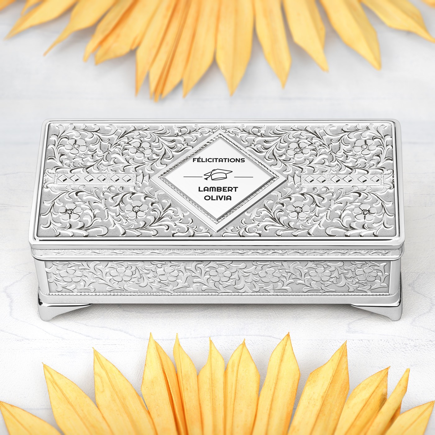Caja de joyas rectangular de acero plateado Murrano con grabado para una graduada