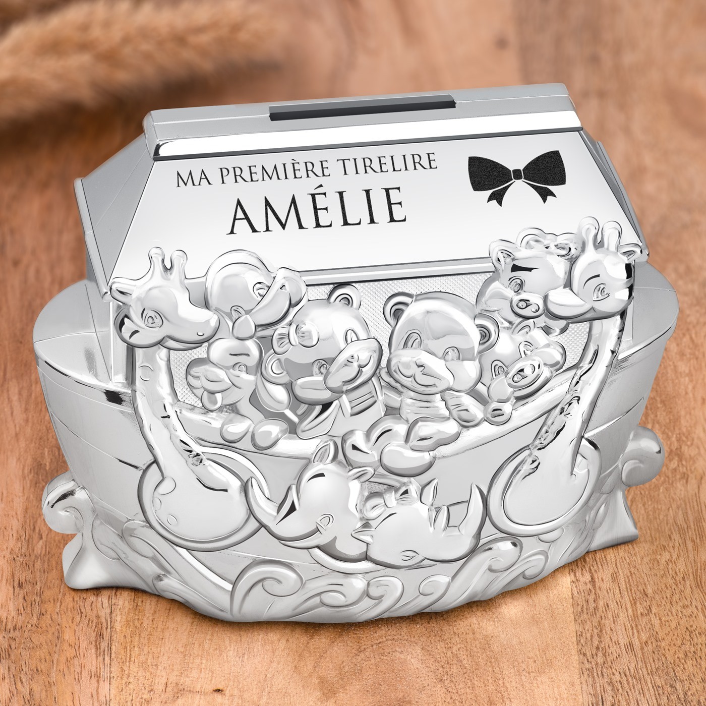 Caja de ahorros personalizada en acero plateado en forma de barco para el primer cumpleaños de una niña
