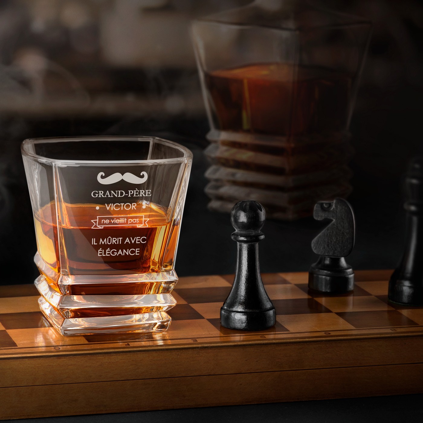 Vaso de whisky geométrico con grabado para el aniversario de un abuelo