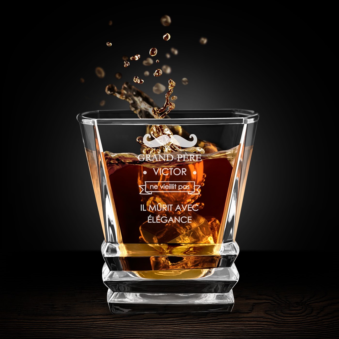 Vaso de whisky geométrico con grabado para el aniversario de un abuelo