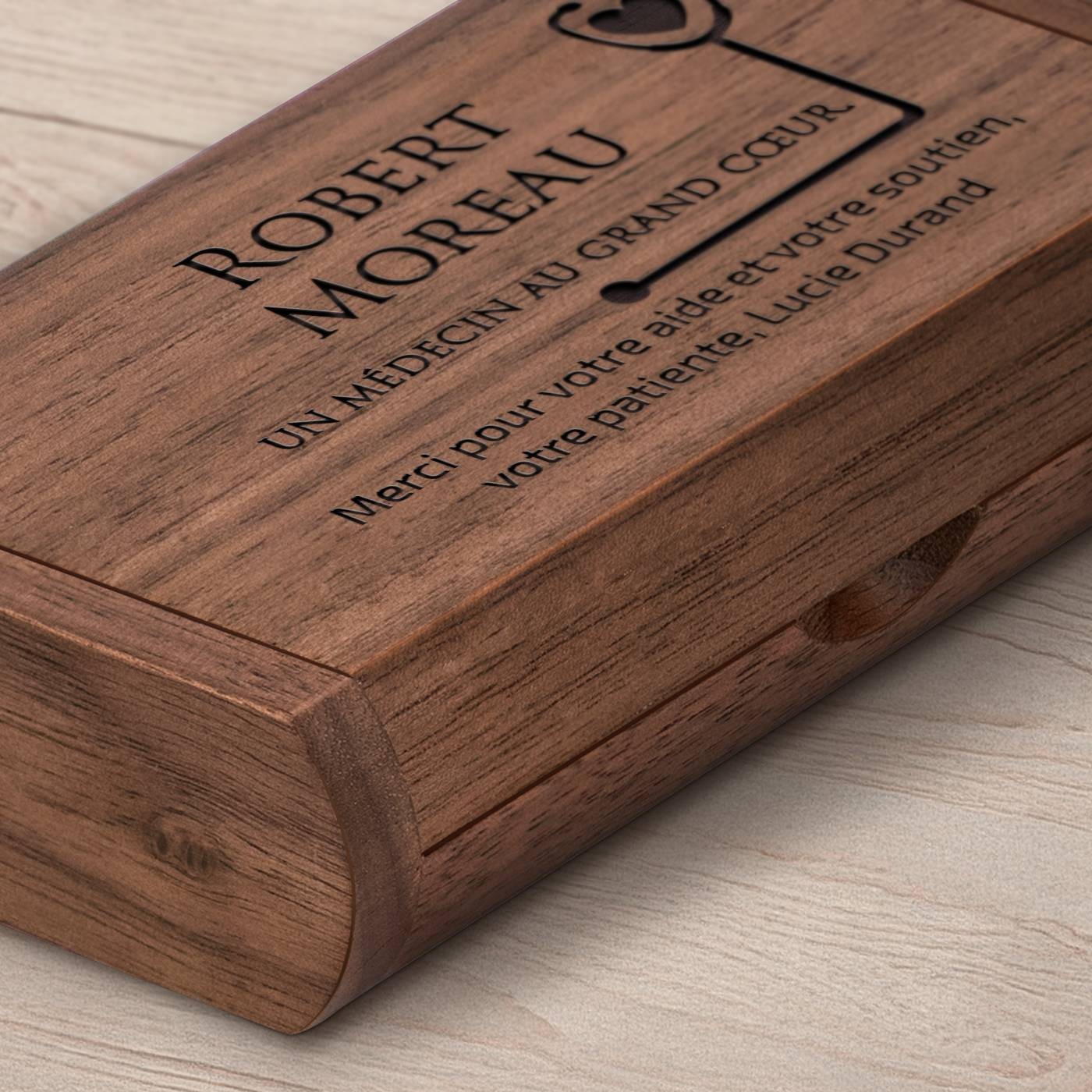 Unidad USB de madera Murrano con grabado láser - 64 GB en una caja magnética para médico
