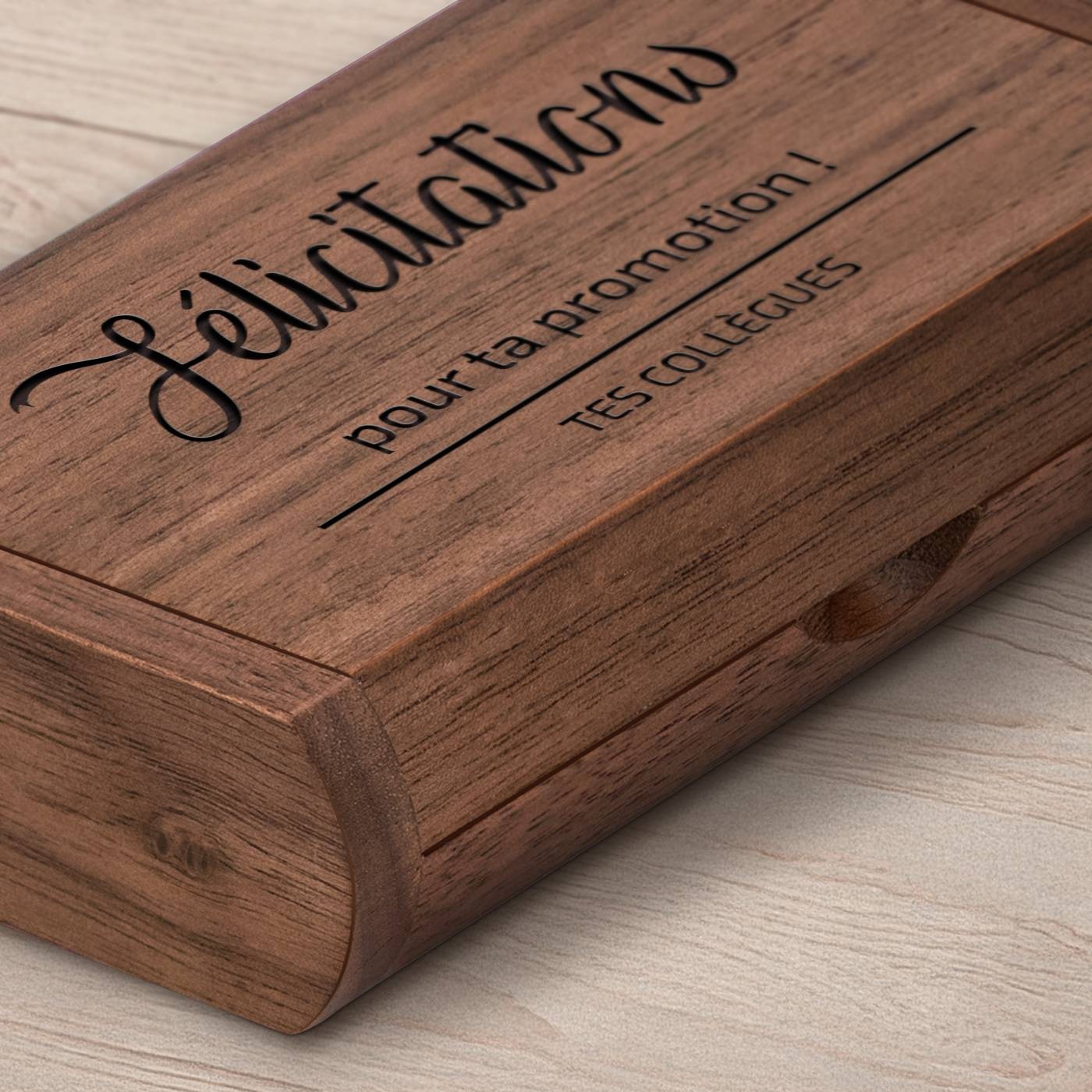 Unidad USB personalizada de madera Murrano de 64 GB con una caja magnética para un colega por su ascenso laboral