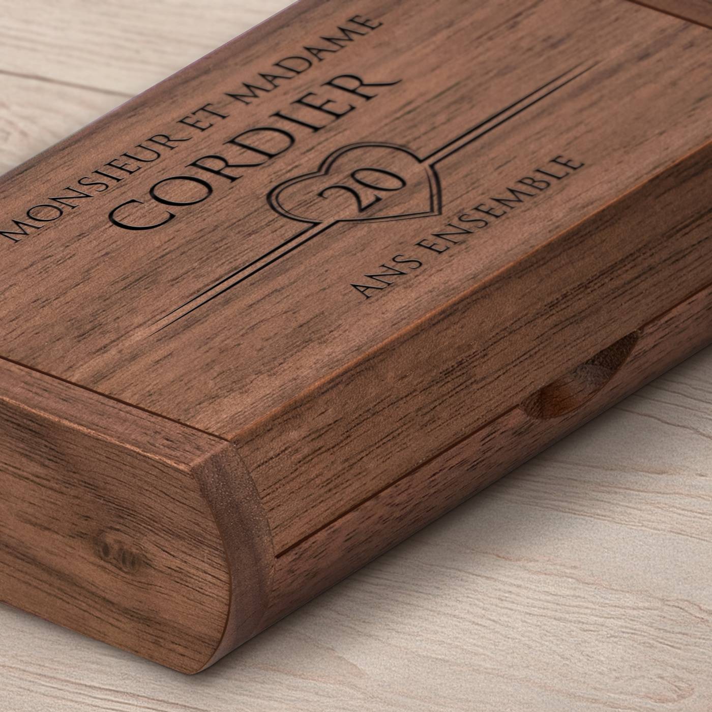 Unidad USB de madera Murrano con grabado láser - 64 GB en una caja magnética para el 20 aniversario de bodas