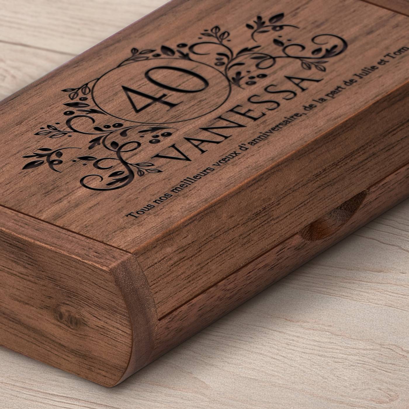 Clé USB en bois personnalisée Murrano 64 Go dans une boîte magnétique pour un 40e anniversaire de femme