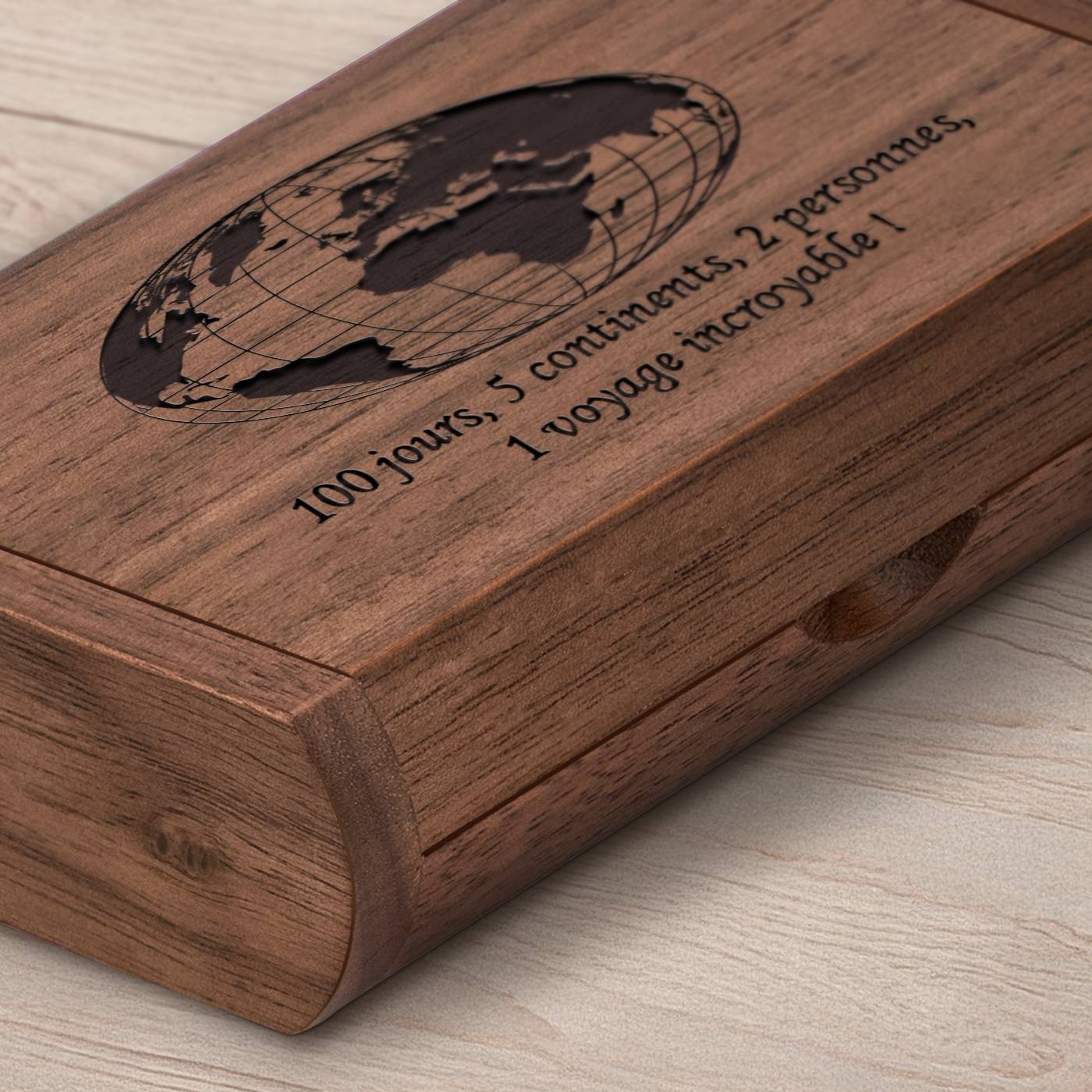 Clé USB en bois personnalisée Murrano 64 Go dans une boîte magnétique pour un amateur de voyages