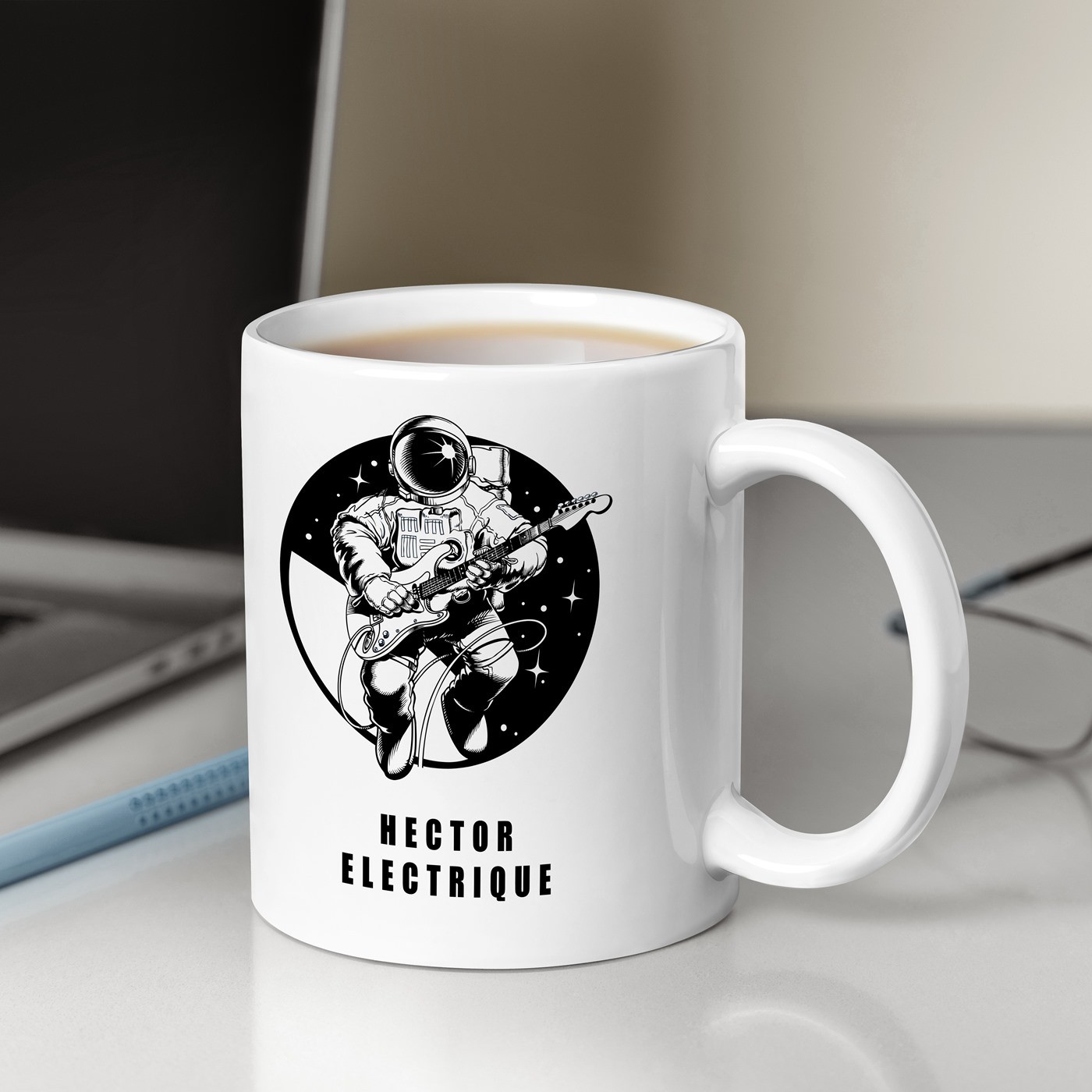 Mug de cerámica blanca Murrano con impresión de músico guitarrista