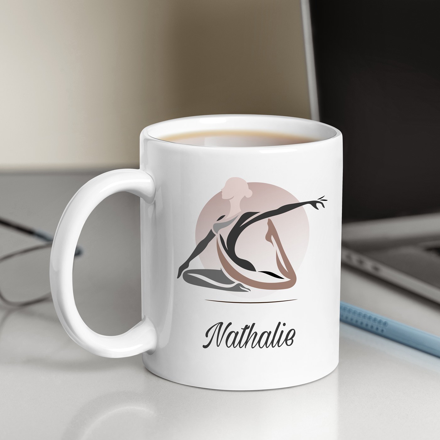 Mug de cerámica blanca Murrano con impresión de entrenador de yoga