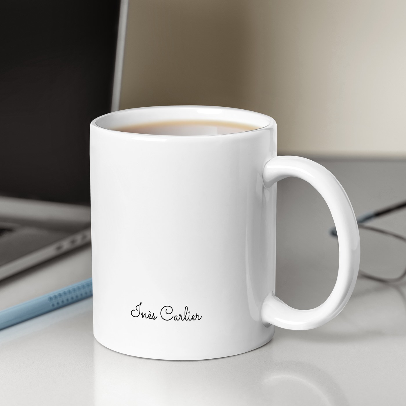 Mug de cerámica blanca Murrano con impresión de mujer lectora