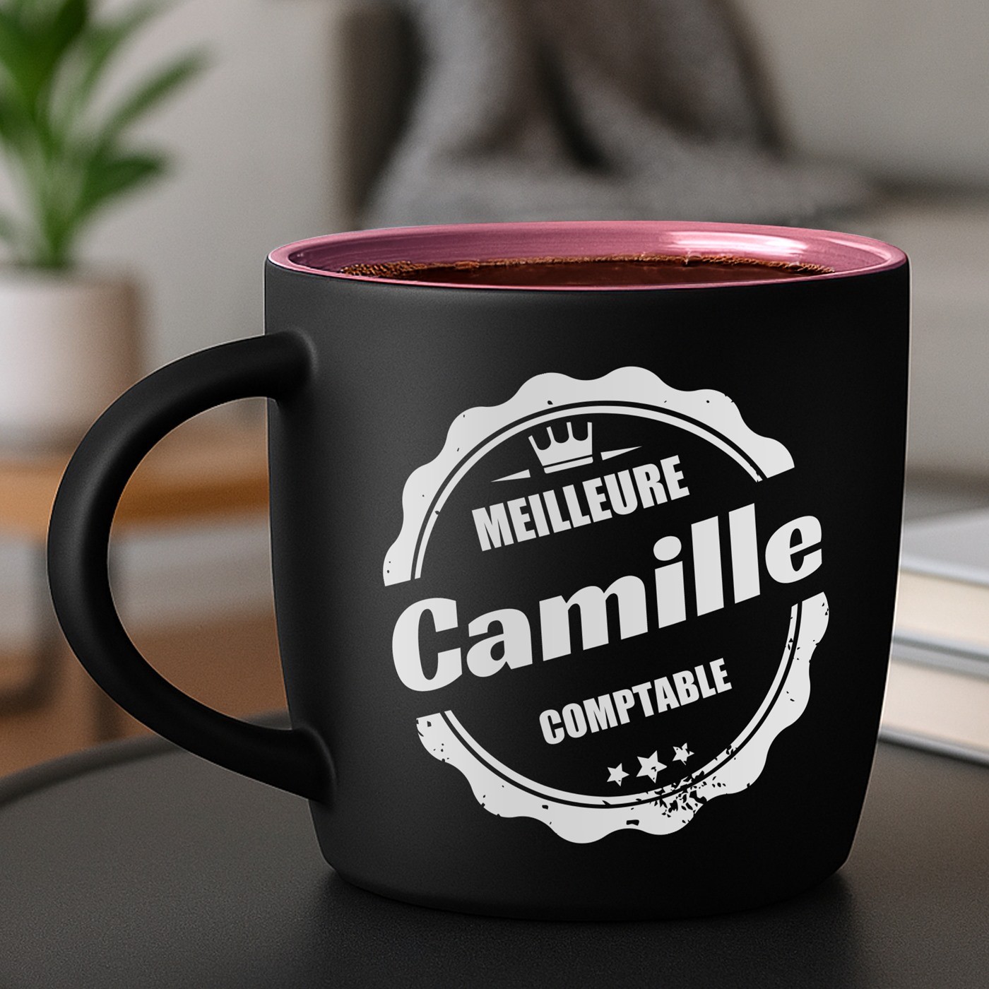 Mug de cerámica negra mate Murrano con base rosa y personalización para el cumpleaños de una amiga