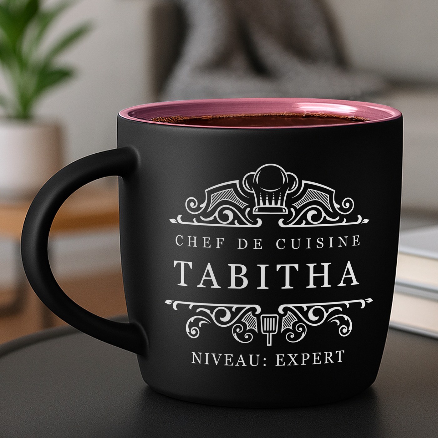Mug de cerámica mate negra Murrano con base rosa y grabado láser para el cumpleaños de un chef