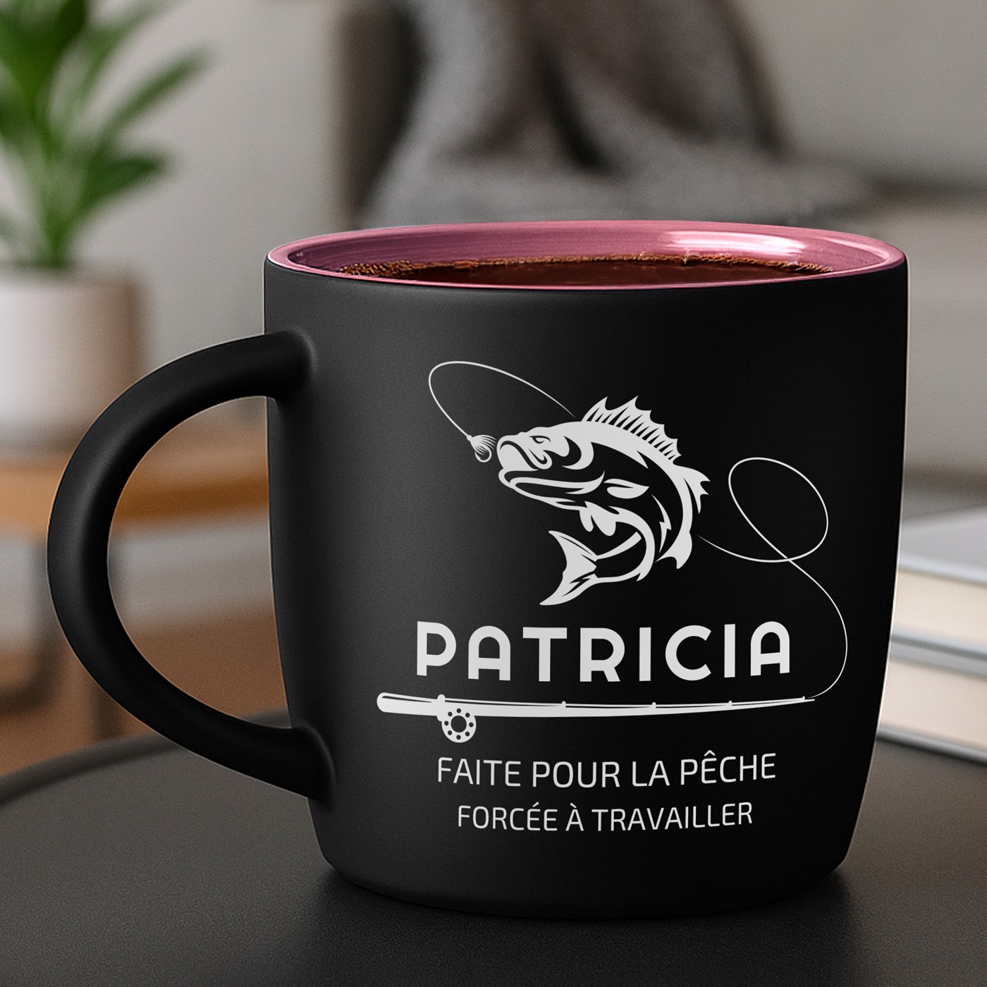 Mug de cerámica mate negra Murrano con base rosada y personalización para el cumpleaños de un amigo pescador