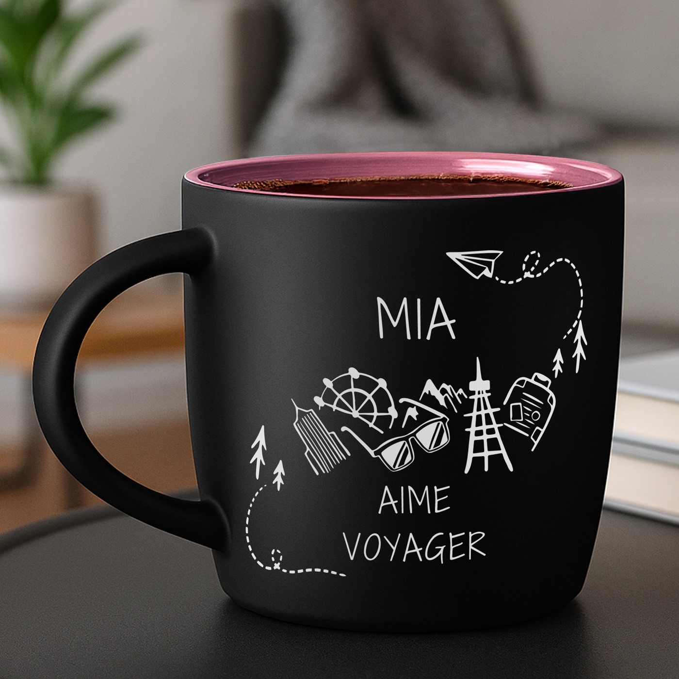 Mug de cerámica mate negra Murrano con base rosa y grabado láser para una amiga amante de los viajes