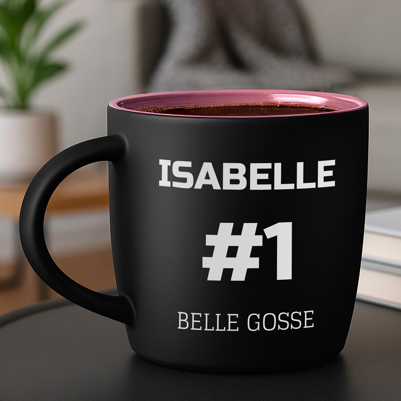 Mug de cerámica mate negra Murrano con base rosa y personalización para el cumpleaños de un amigo