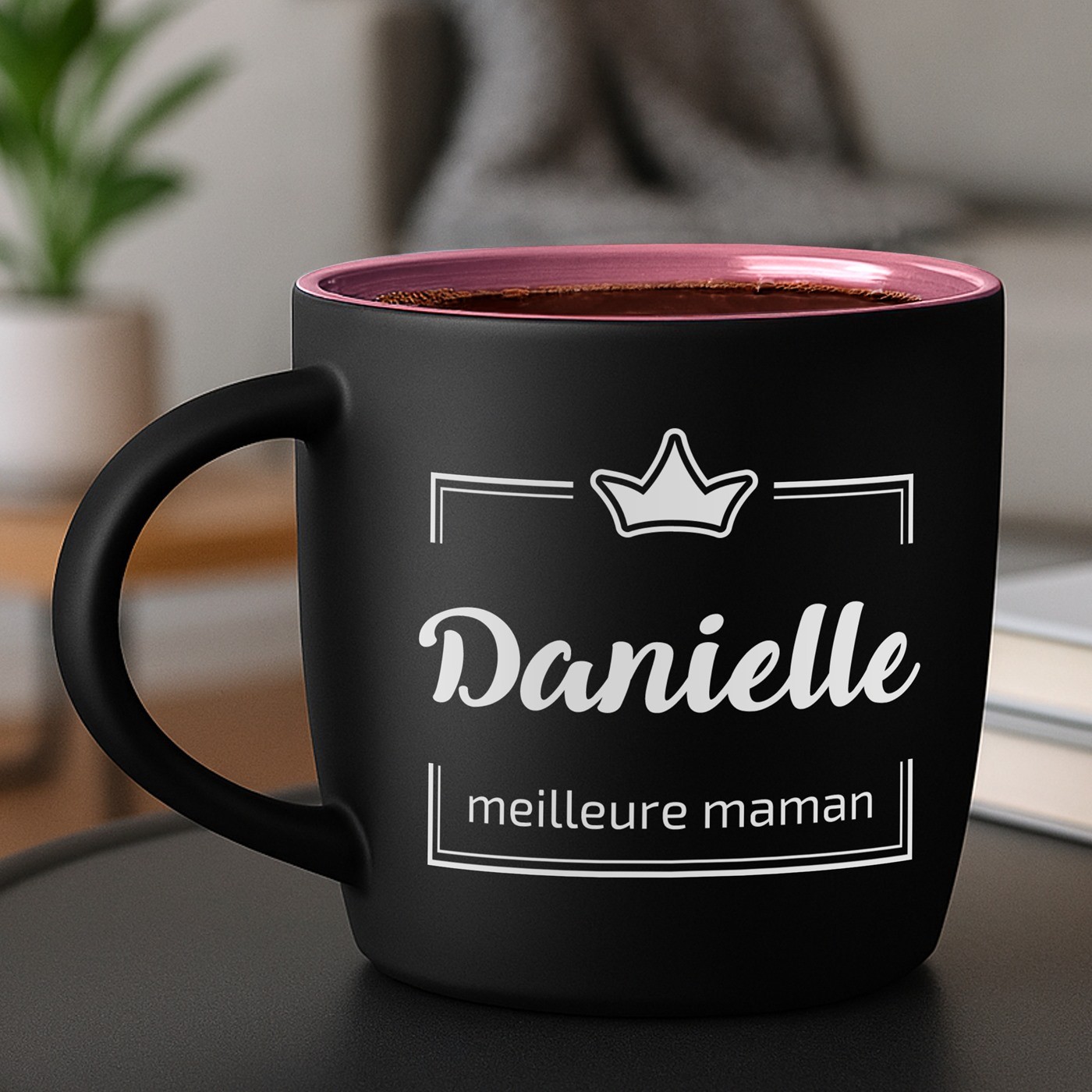Mug de cerámica mate negra Murrano con base rosa y grabado personalizado para el Día del Padre