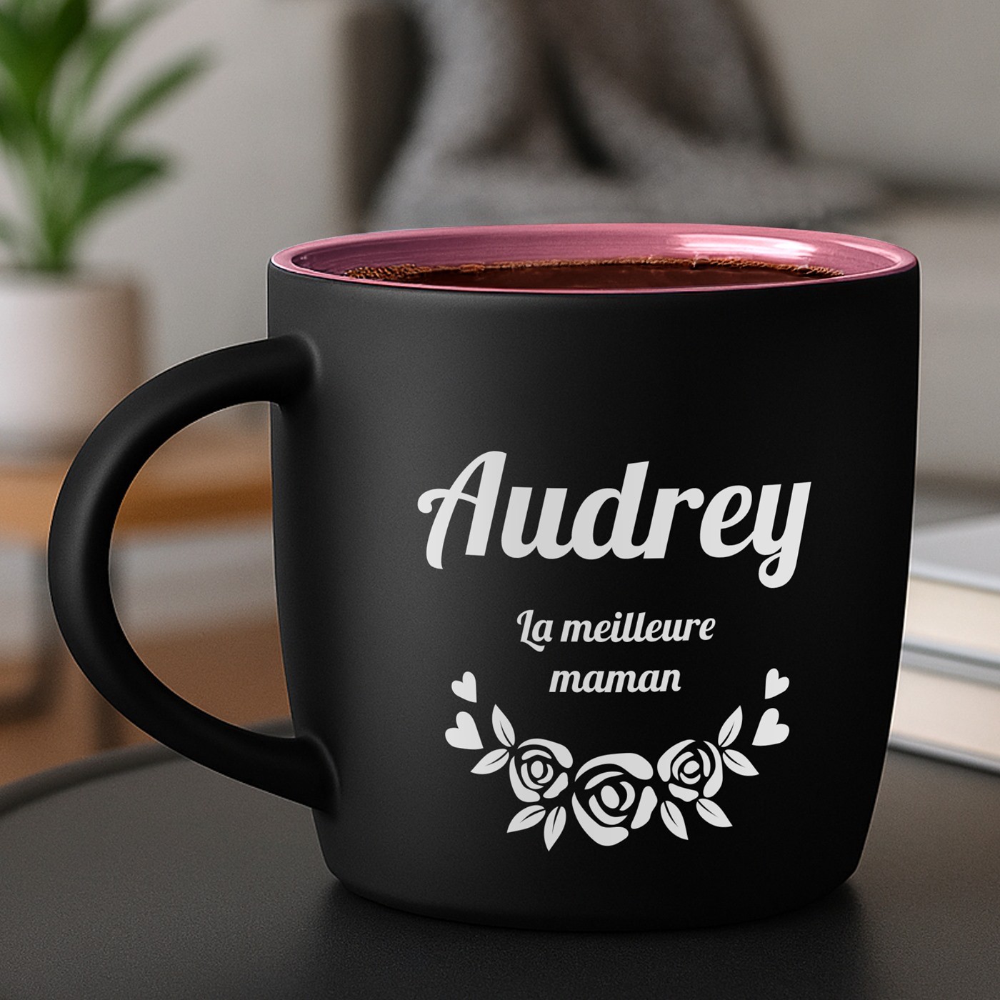Mug de cerámica negra mate Murrano con base rosa y personalización para el Día de las Madres