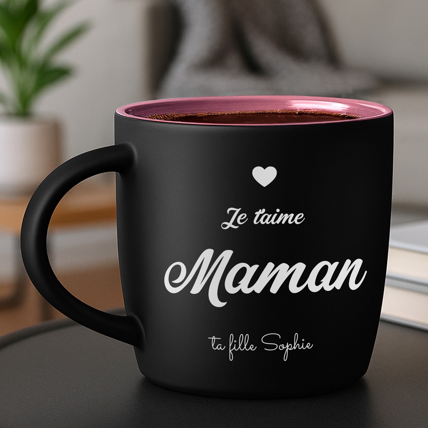 Taza de cerámica negra mate con base rosa y grabado láser para el cumpleaños de una mamá - Murrano