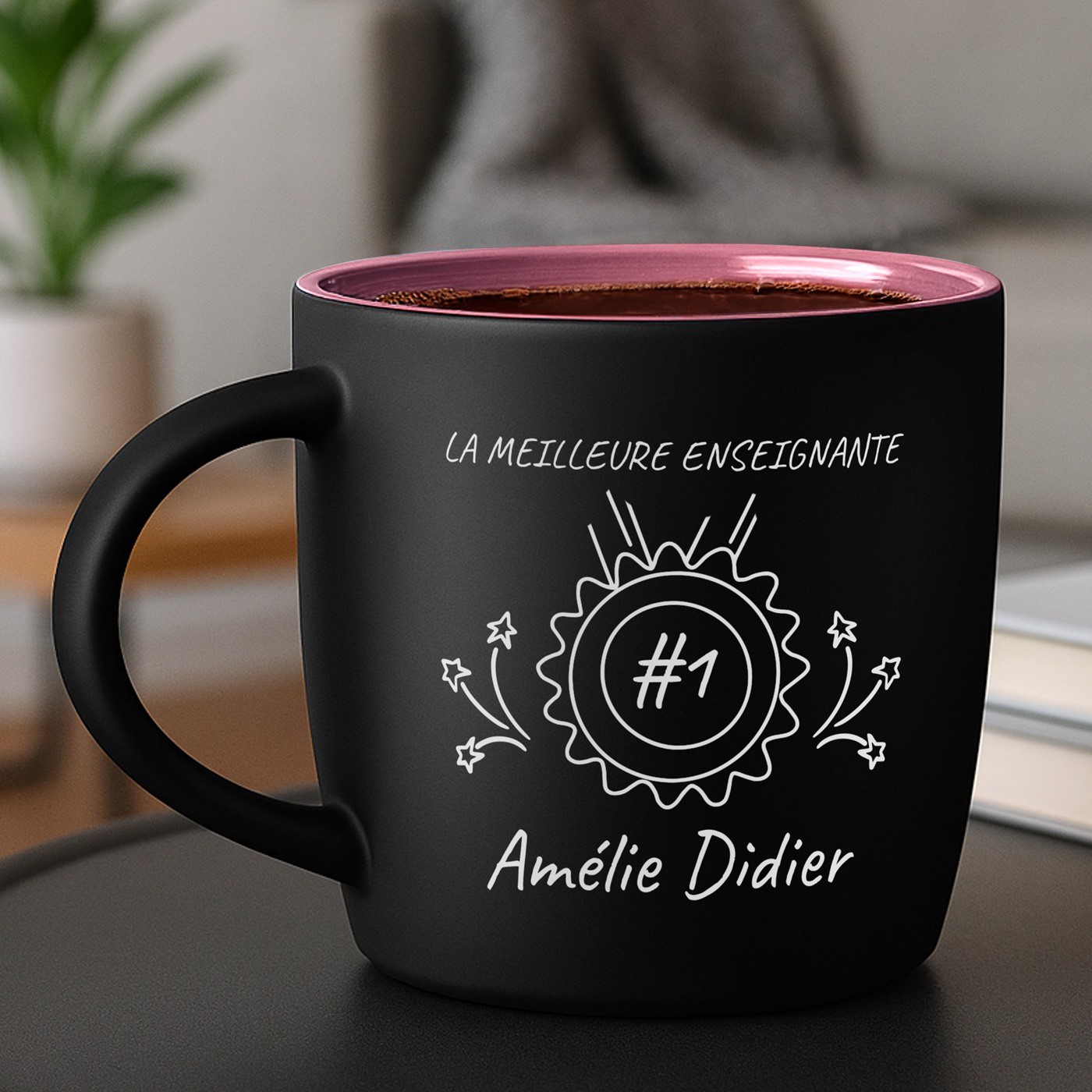 Mug de cerámica mate negra Murrano con base rosa y grabado personalizado para profesores