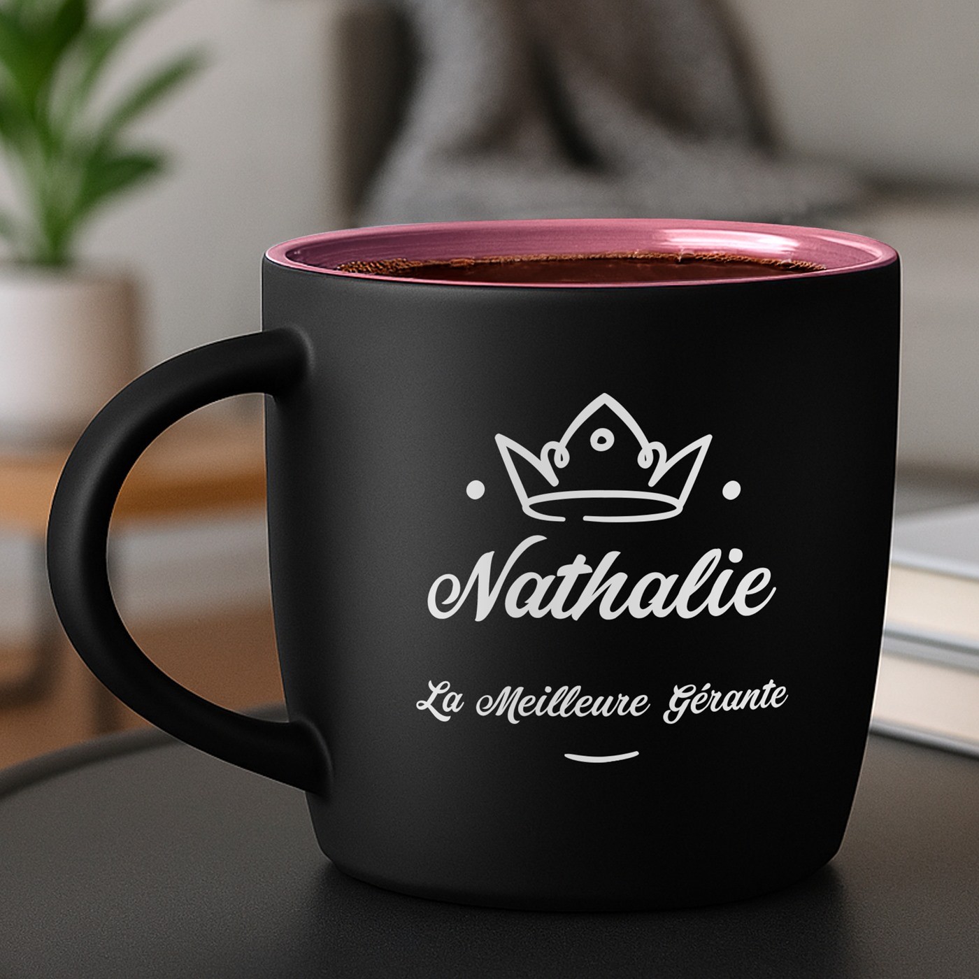 Mug de cerámica mate negra Murrano con base rosa y personalización para el cumpleaños de una gerente