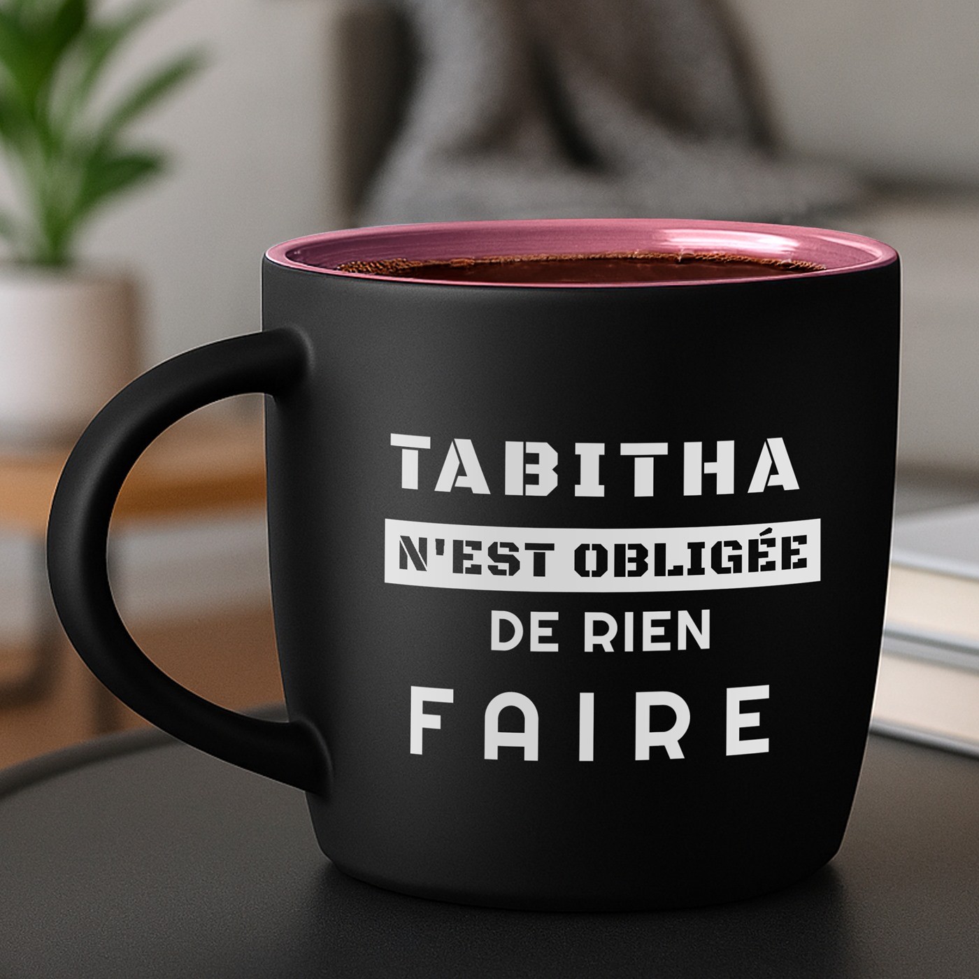Mug de cerámica mate negro Murrano con base rosa y grabado láser para él