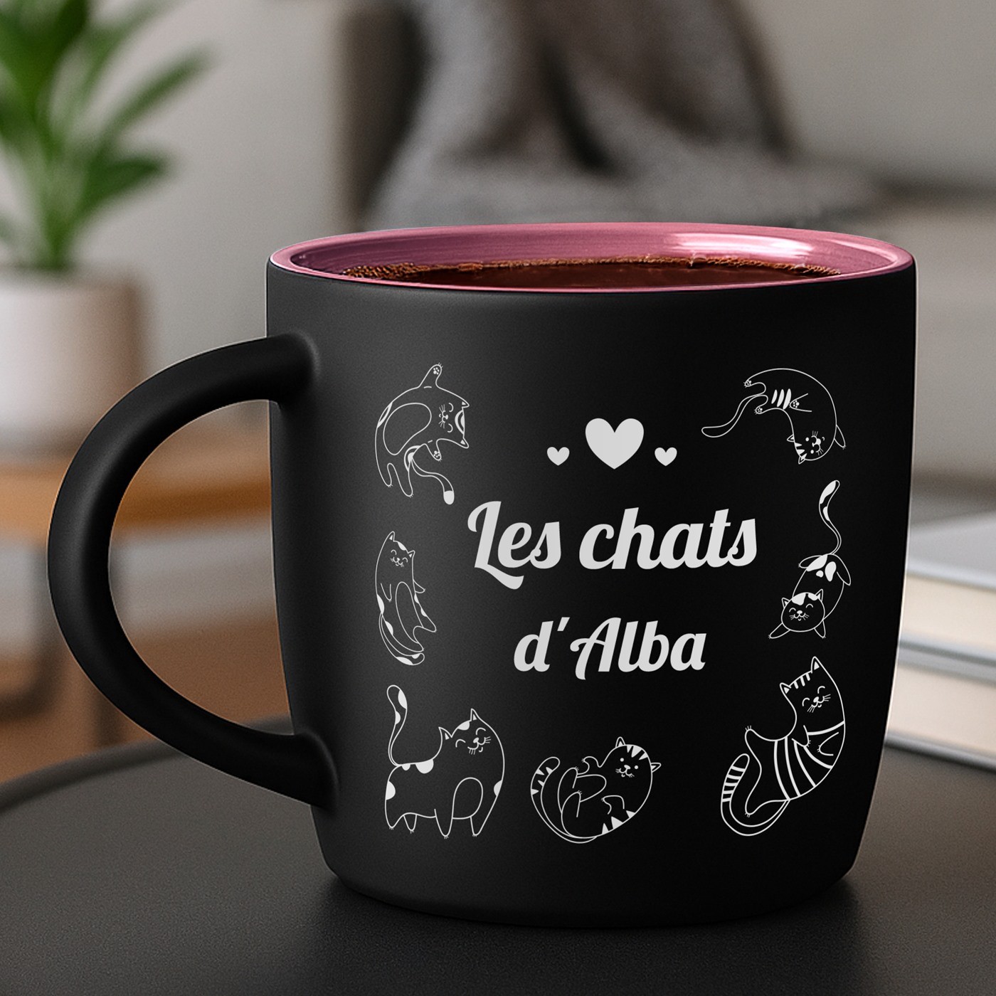 Mug de cerámica mate negra Murrano con base rosa y personalización para una amante de los gatos