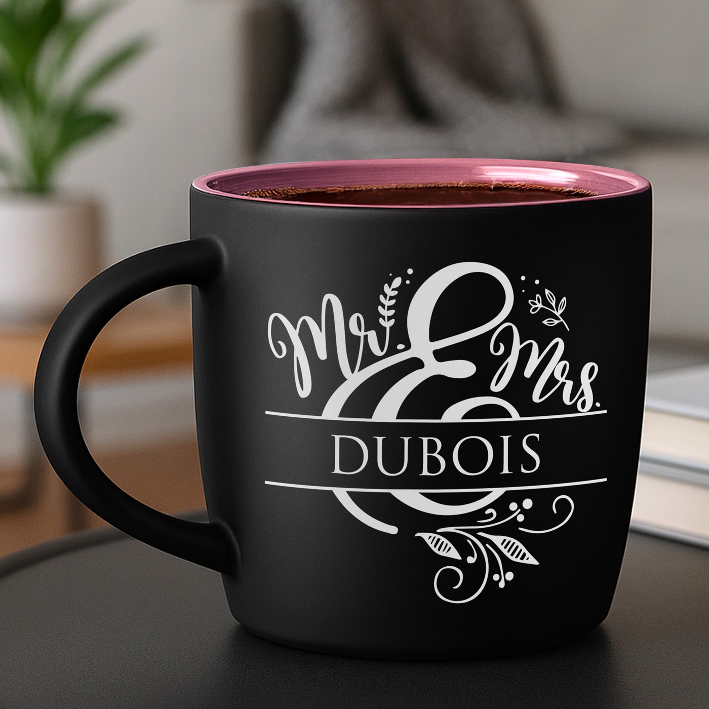 Mug de cerámica negra mate con base rosa y personalización para una pareja de Murrano