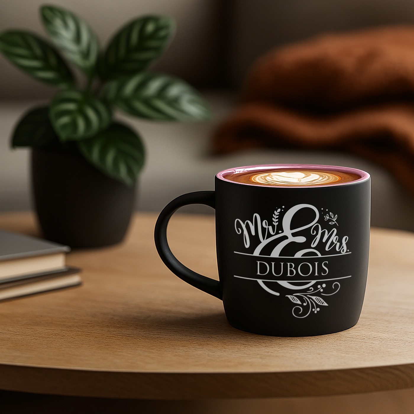 Mug de cerámica negra mate con base rosa y personalización para una pareja de Murrano