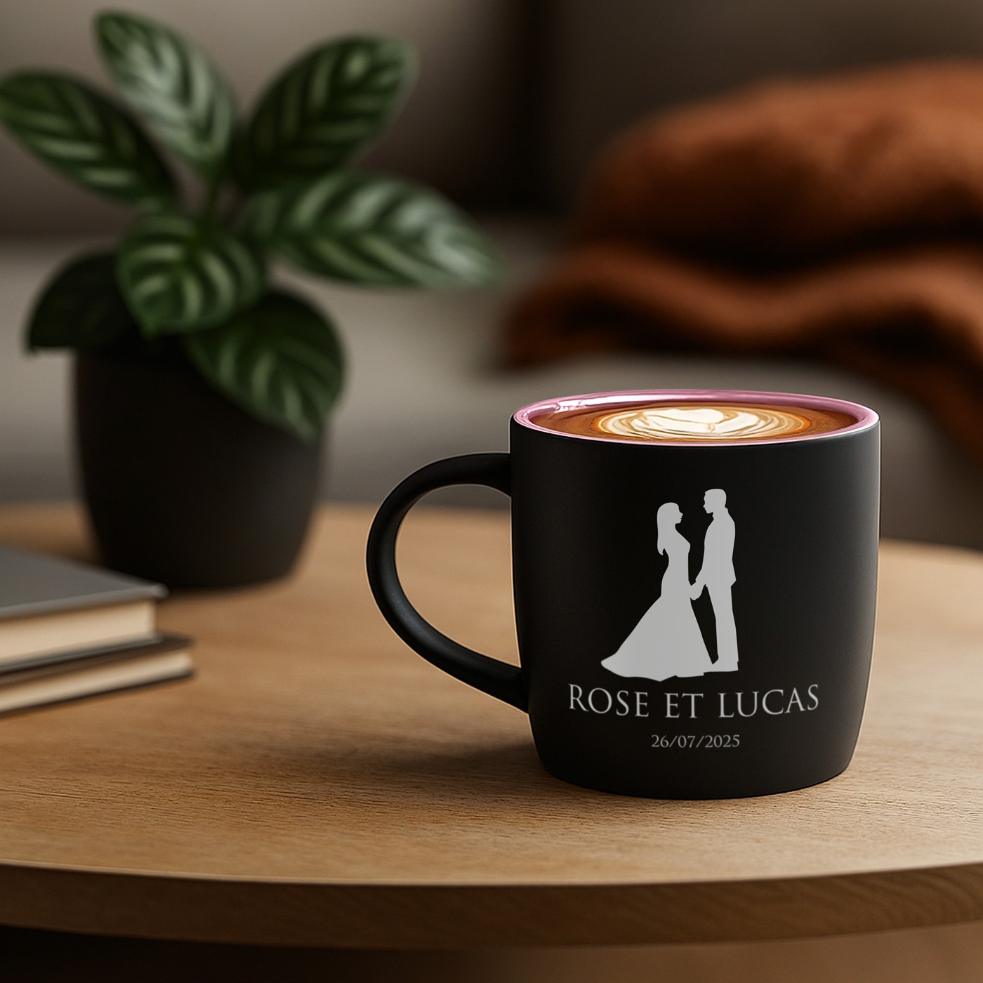 Mug de cerámica negra mate con base rosa y grabado láser para una pareja para boda