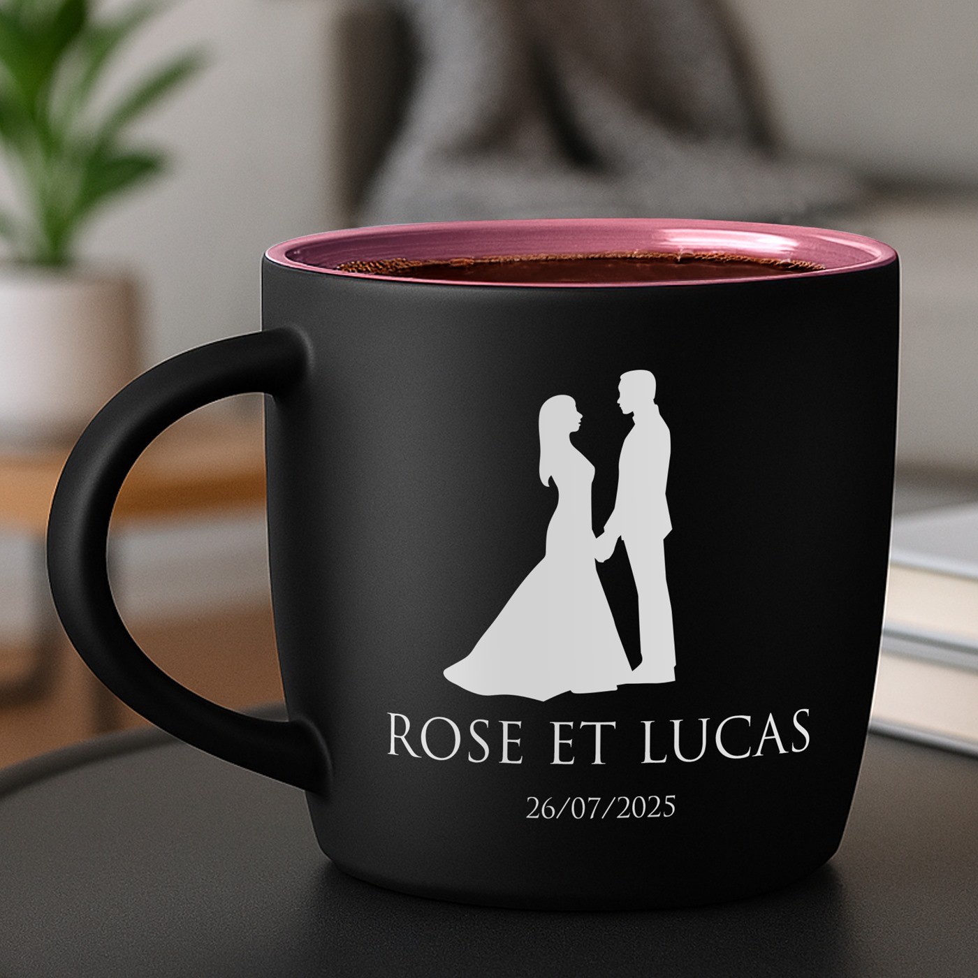 Mug de cerámica negra mate con base rosa y grabado láser para una pareja para boda